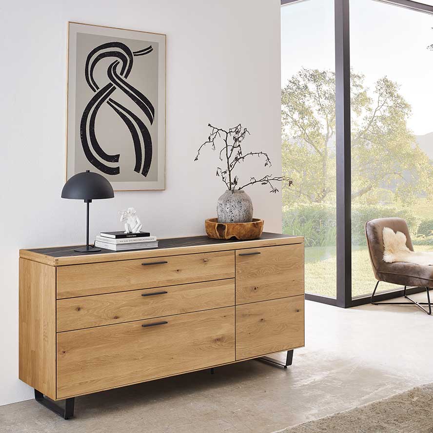 WM2520 Sideboard 2874 Keramik WM 2520 Kommode 2874 in Wildeiche abgebildet mit der neuen Keramik Abdeckplatte, die geräumige Kommode besitzt zwei Schubkästen und ein Auszug, links davon eine Tür und steht auf Metallkufen.
