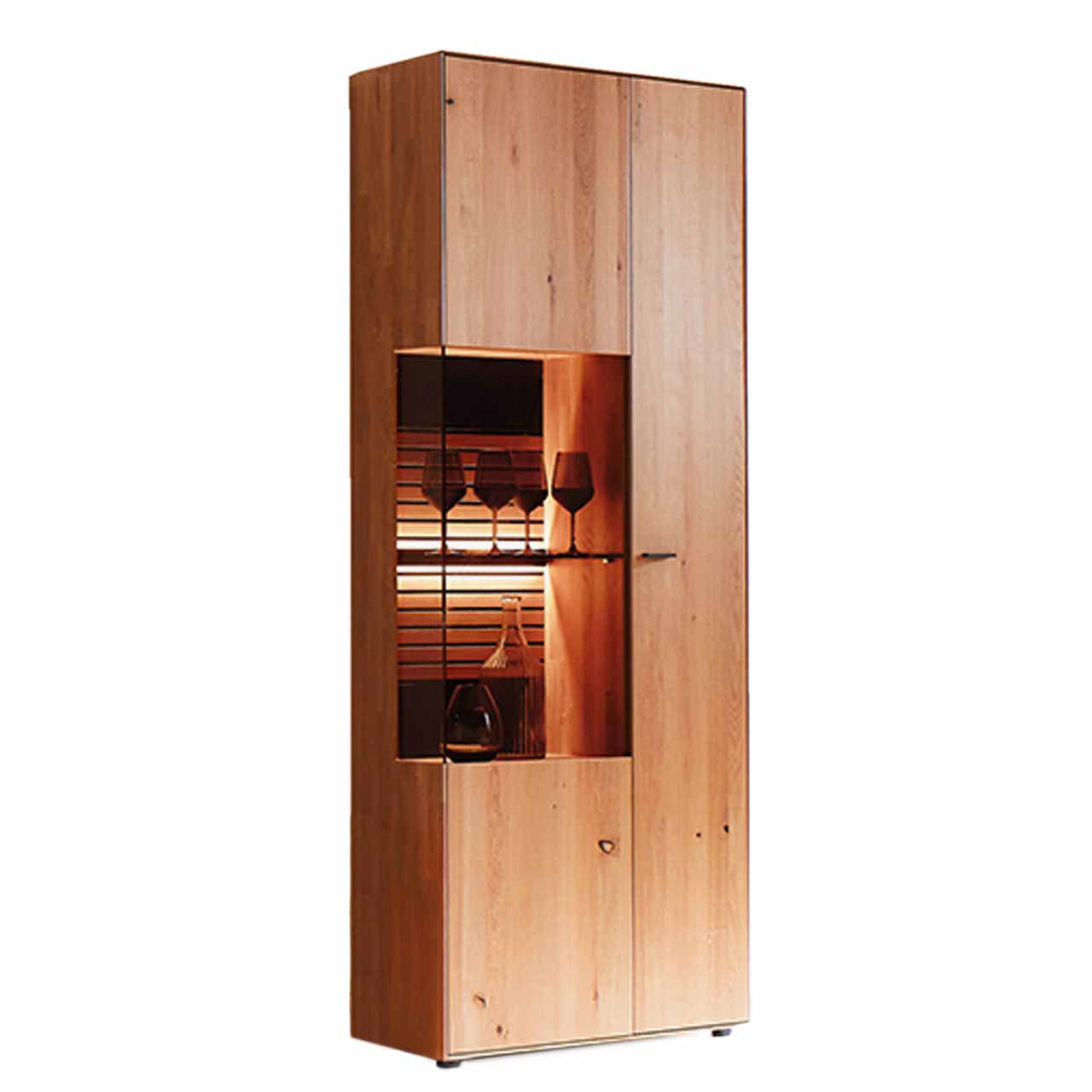WM2320-Zeilenschrank-6743-Erle-spiegelseitig WM 2320 - Zeilenschrank 6744 in Erle, mit Vitrinenfach, Rückwand in Lamellen und schwarzem Mattglas Akzent.