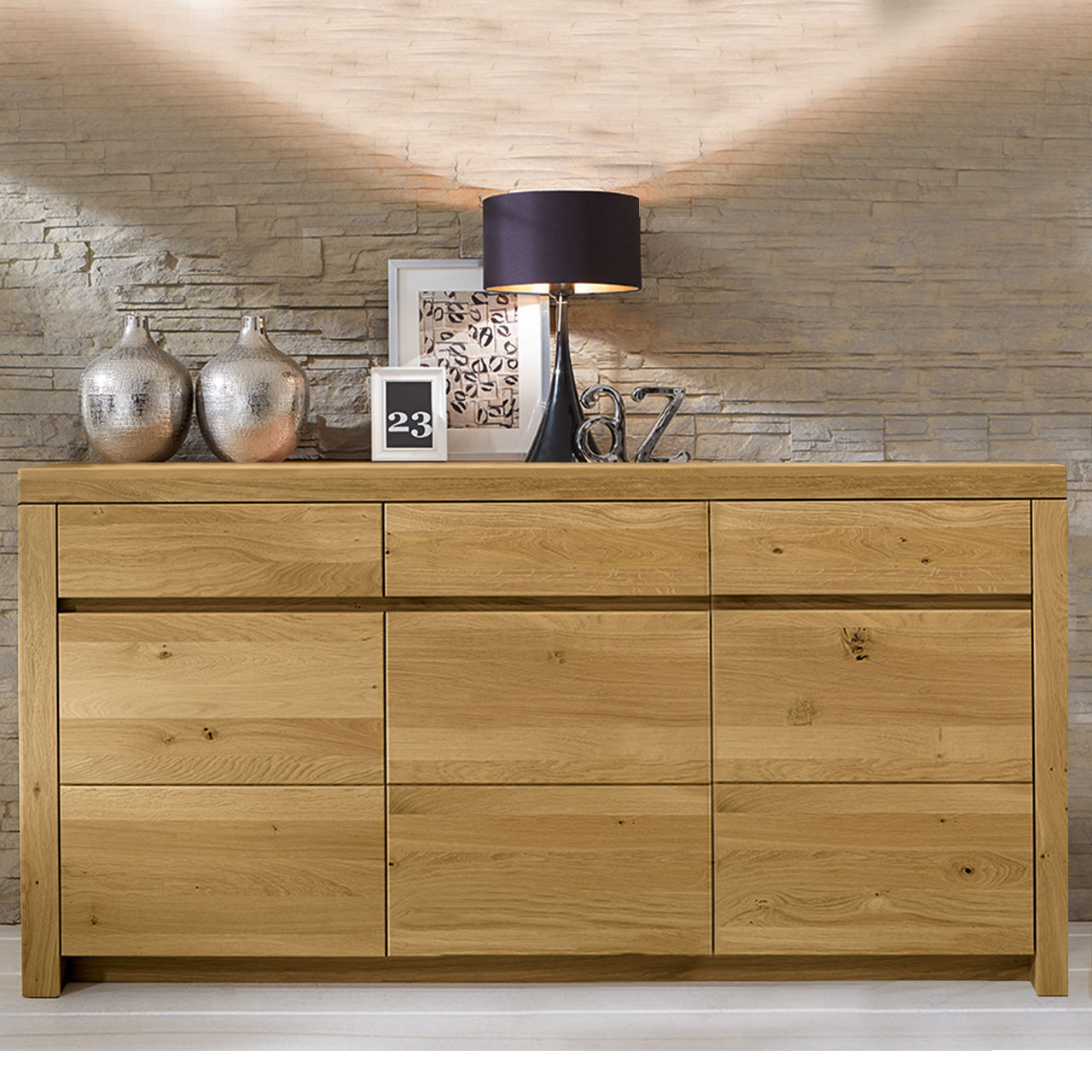 Sideboard in massiver Wildeiche Type 2950 mit drei Schubkästen und drei Türen, hinter Tür sind 3 Holzböden inklusive, als Ambiente Bild.
