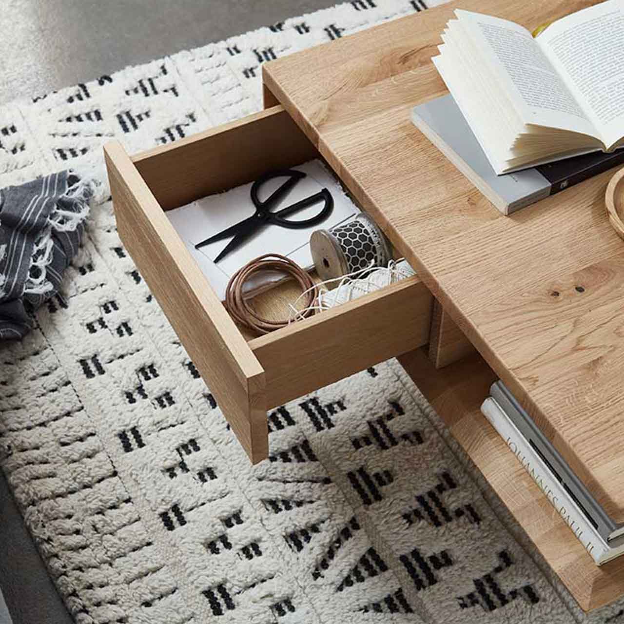 WM 2250 - Säulencouchtisch WM 2250 - Säulencouchtisch, Säule in Schwarz und als Tisch in rechteckiger Form in Wildeiche, mit extravaganten Highlights, wie eine Medienklappe, versteckter Schublade. Nahaufnahme des Schubkasten.