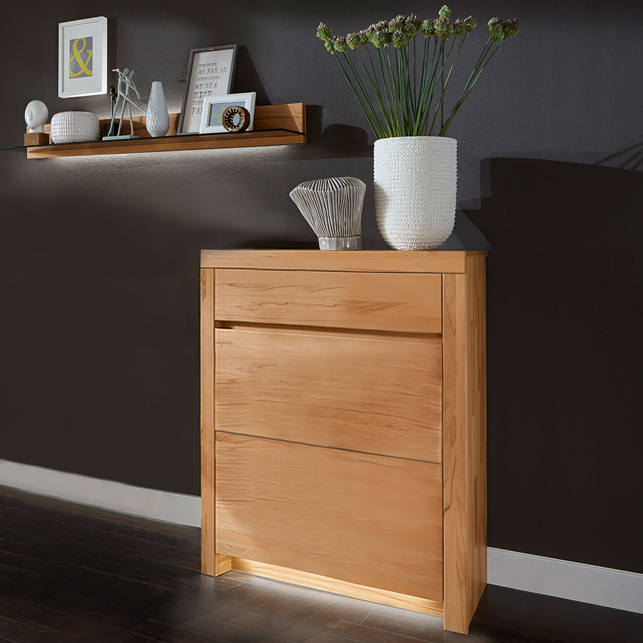 Sideboard in massiver Kernbuche Type 2736 mit ein Schubkasten und einer Tür Linksanschlag Type 2764 Rechtsanschlag, hinter Tür ist 1 Holzboden inklusive, als Ambiente Bild.