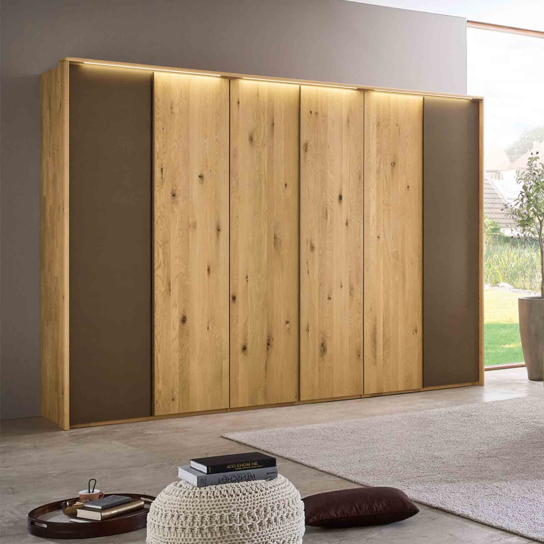 WSM 7100 Massivholz Kleiderschrank optional mit Mattglas bronzefarbiger Aussentüren.