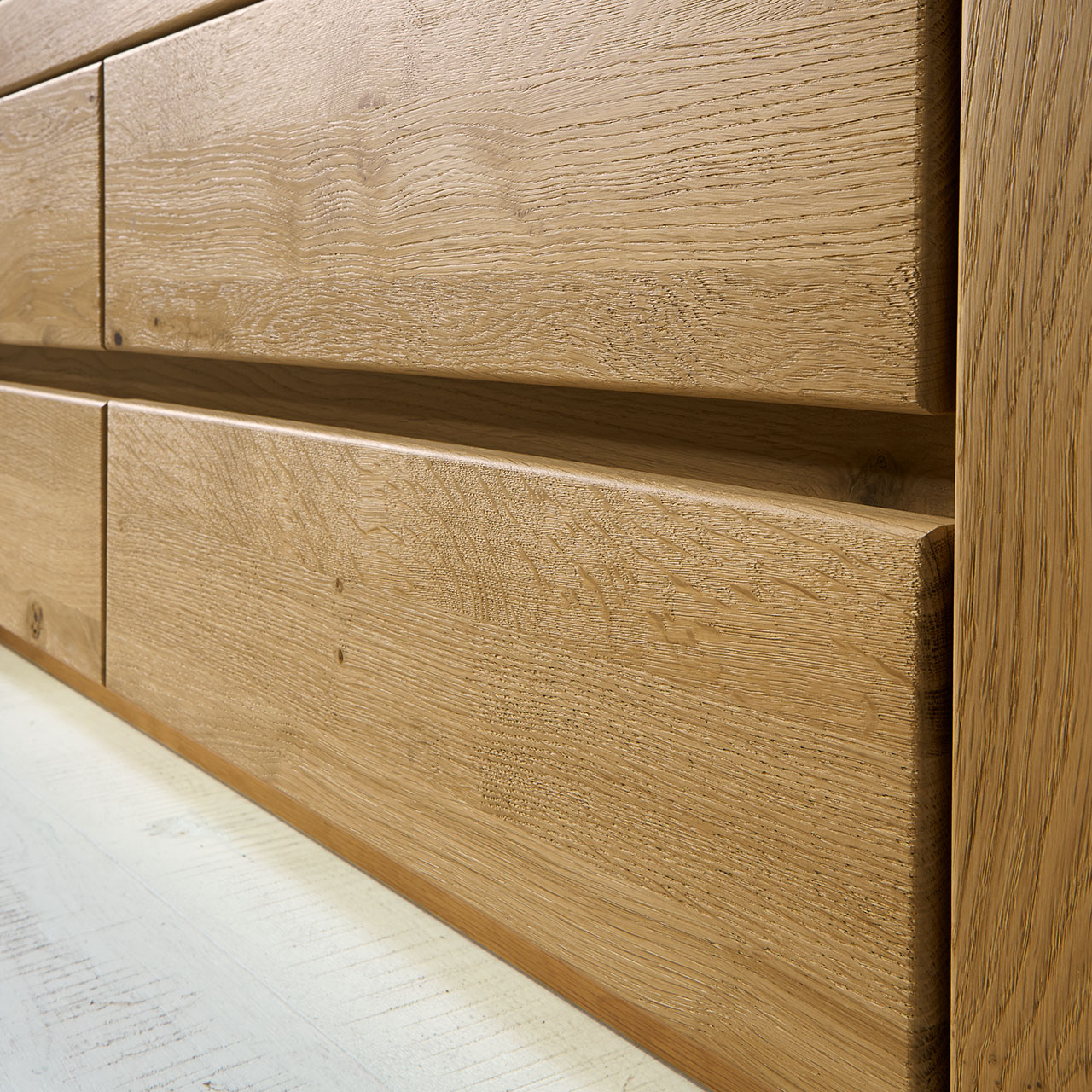 SOLEO 3000 MEDIENELEMENT DETAILAUFNAHE WILDEICHE Medienelement  mit Schubkästen als Detailaufnahme.