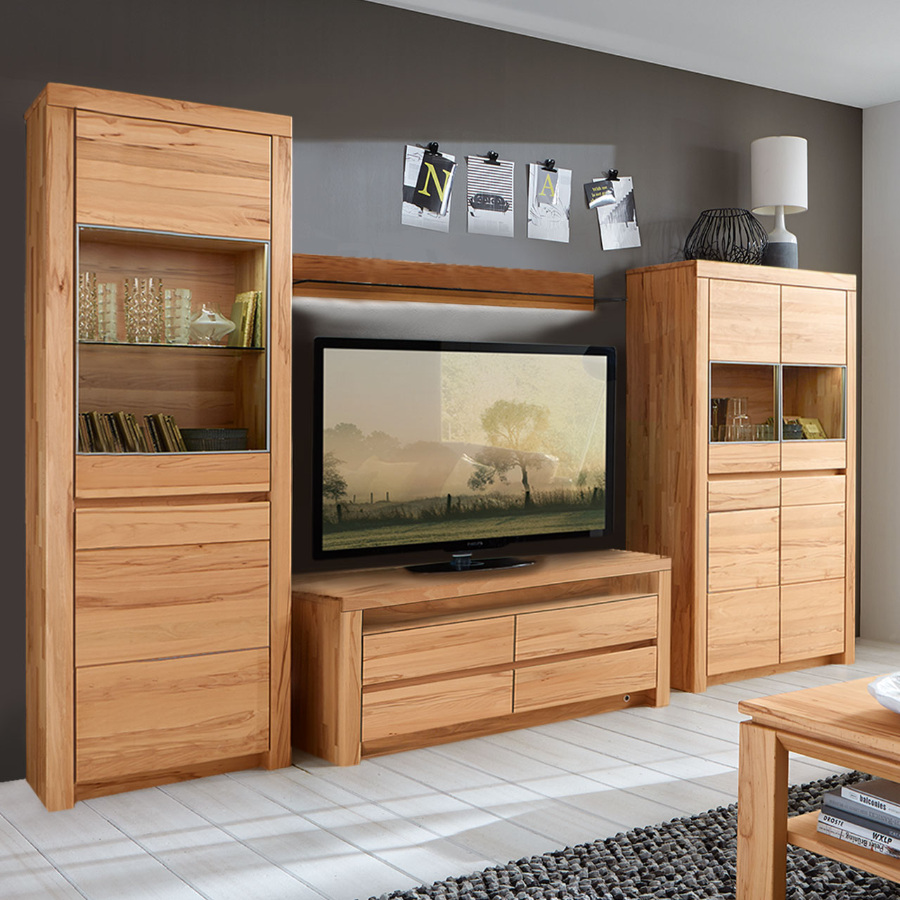 Soleo3000-Wohnkombi-Type-3005-Kernbuche-AMBIENTE SOLEO 3000 - Wohnwand 3005 in Kernbuche, bestehend aus einem Lowboard, Highboard mit zwei Vitrinenfächern und eine hohem Schrank ebenfalls mit zwei Vitrinenfächern im oberen Teil des Schrankes. Als Ambiente Bild