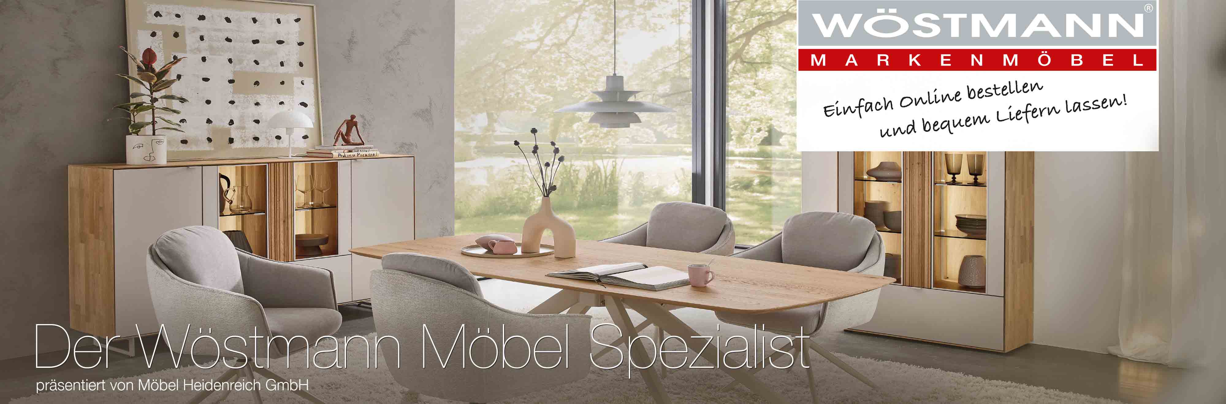 Modernes Esszimmer aus der Serie WM2610 mit vier hell gepolsterten Stühlen, im Hintergrund ist ein Highboard und ein Zeilenschrank it Glasvitrine zu sehen. Werbetext: Der Wöstmann Möbel Spezialist.