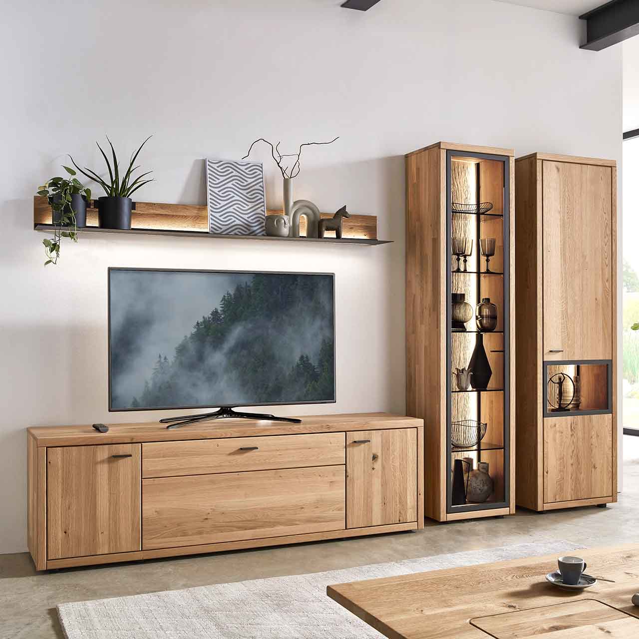 WM 2250  - Zeilenschrank 6423 In Wildeiche, als Vitrinenschrank. Integriert in einer Wohnwand.
