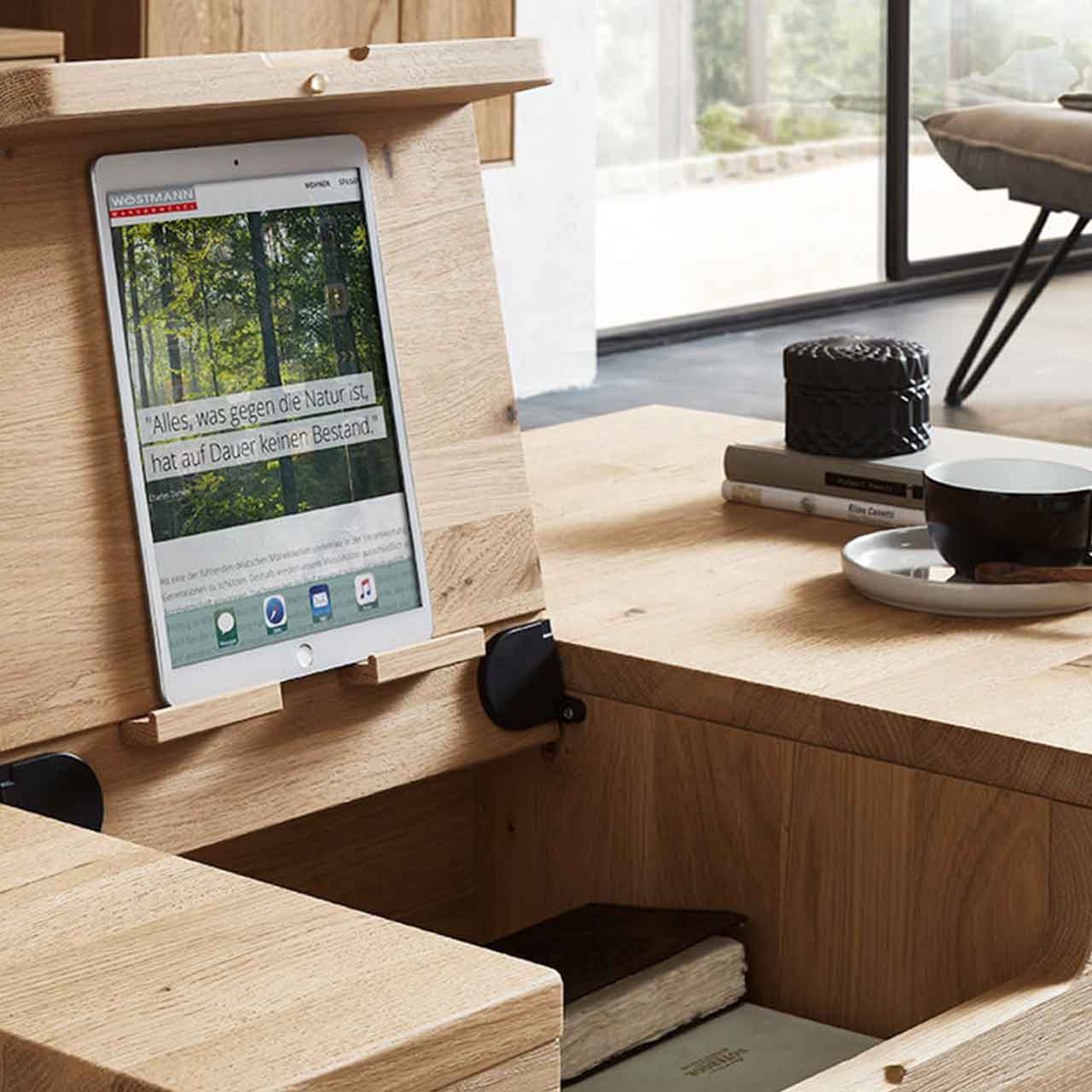 WM 2250 - Säulencouchtisch WM 2250 - Säulencouchtisch, Säule in Schwarz und als Tisch in rechteckiger Form in Wildeiche, mit extravaganten Highlights, wie eine Medienklappe, versteckter Schublade. Nahaufnahme der integrierten Medienfach.