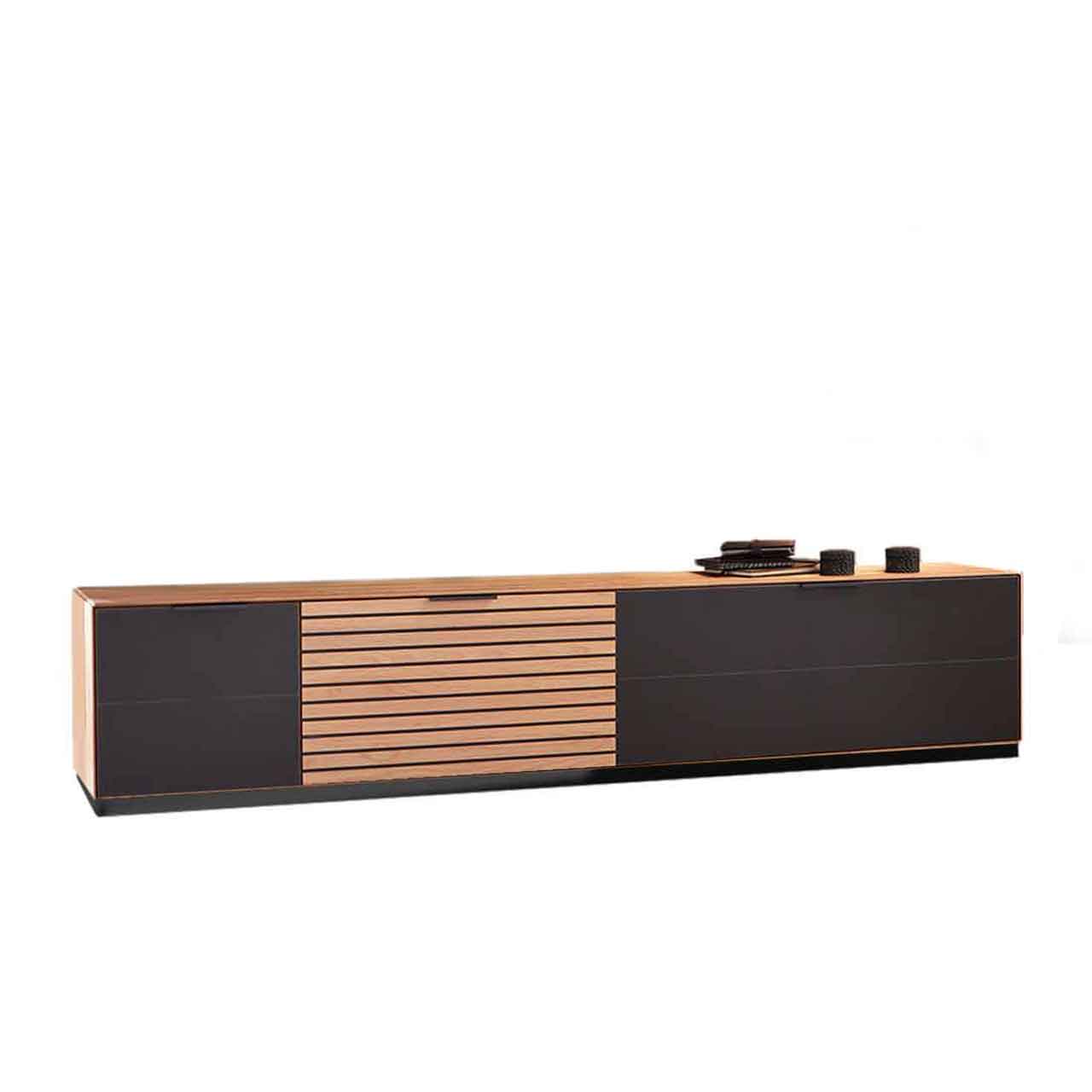 WM2320-Lowboard-1453-Erle-Mattglas-Sockel WM 2320 - Lowboard 1453 mit Lamelle, schwarzen Mattglas Akzent-Fronten  und Sockel in Erle.
