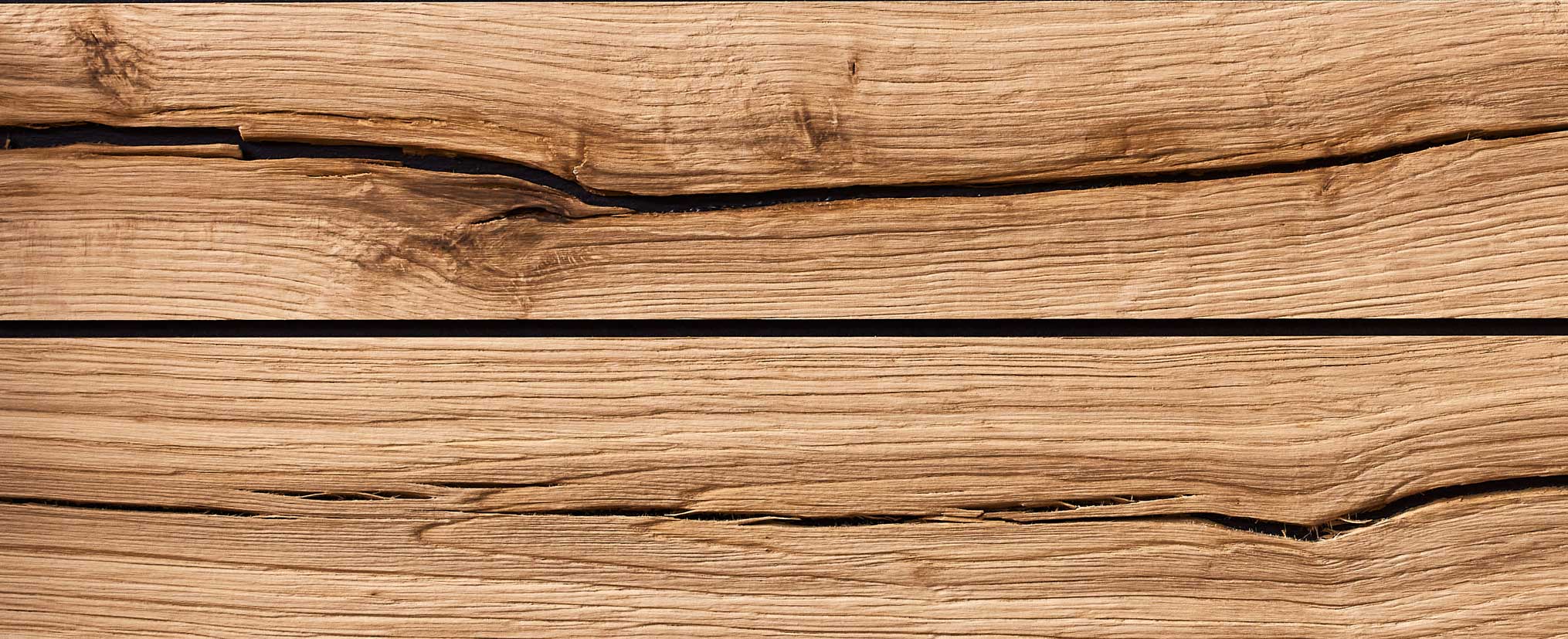balkeneiche-wsm4300 Akzent-Kachel in Balkeneiche Holz, wird in immer gleichen Abstand horizontal unterbrochen, Oberfläche in warmem Naturtöne in mittelbraun.