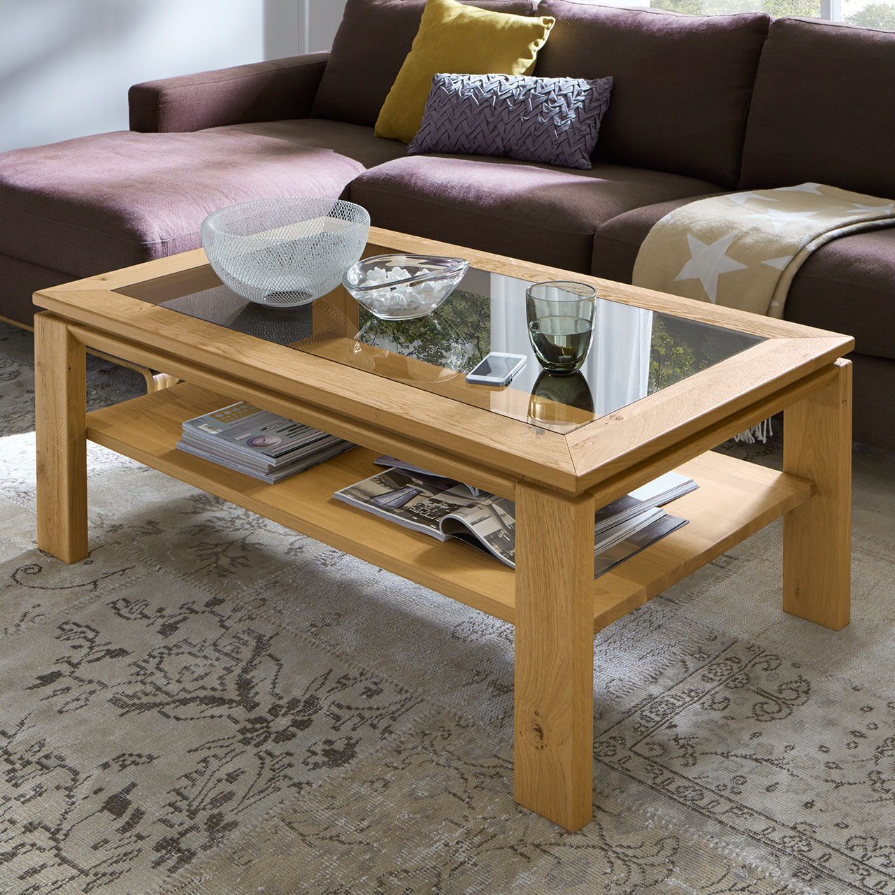 Soleo 3000 Couchtisch Type 9522 WILDEICHE SOLEO 3000 Holz Couchtisch mit mittig eingesetzten Glas, rechteckig mit einer Holzablage unter der oberen Ablage, in Wildeiche, als Ambiente Bild.