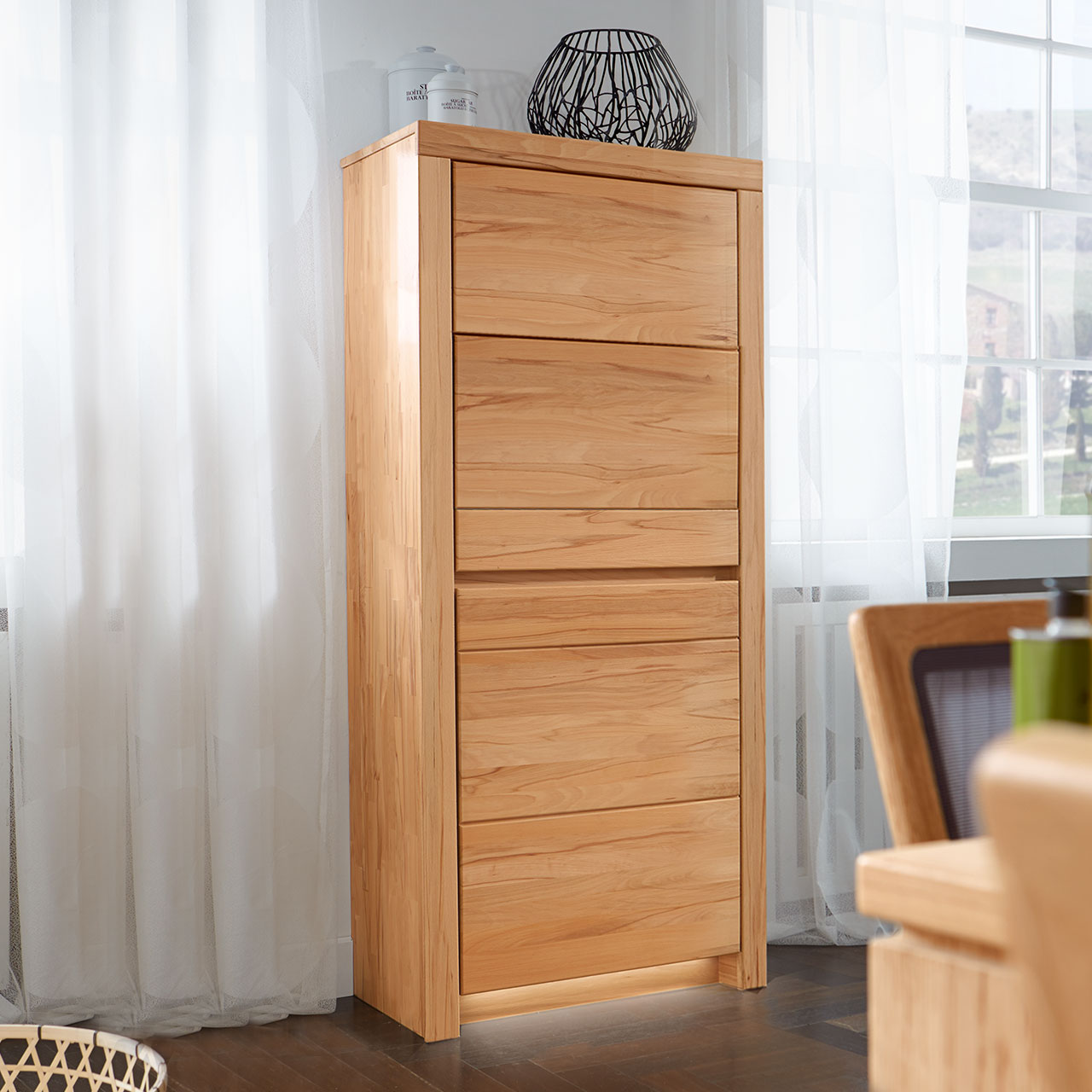 Soleo-3000-Zeilenschrank-47534-ambiente-Kernbuche SOLEO 3000 schmaler Zeilenschrank Type 4753 in massiver Kernbuch, mit zwei Holztüren, untereinander angelegt, es sind 3 Einlegeböden inklusive, als Ambiente Bild.