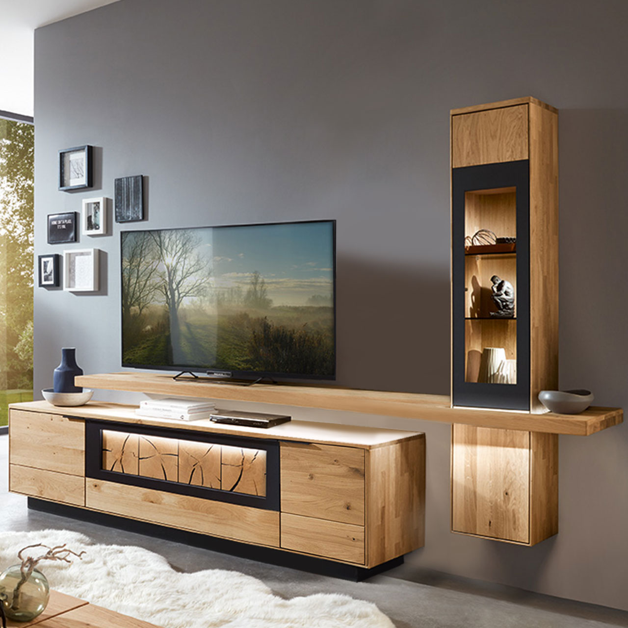 WM1910-Hängelement-Type-11543-Ambiente TV-Hängeelement als Vitrine in Wildeiche und einem mittig angebrachten Board für den Fernseher, kombiniert mit einem Lowboard.