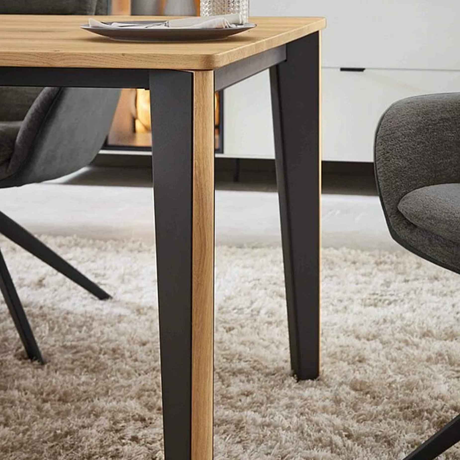 Esszimmertisch 465 Füße Esstisch 465, in Wildeiche, soft gebürstet das Gestell in carbonfarbig pulverbeschichtet mit Massivholzeinsatz.