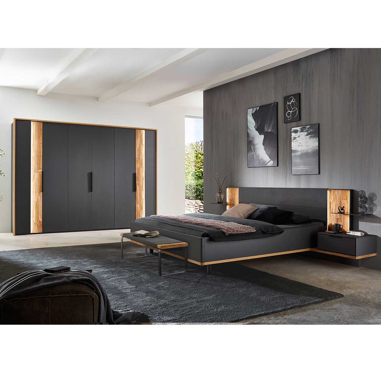 Schlafzimmer WSL 8800 Banner zeigt ein Schlafzimmer, Doppelbett, zwei Konsolen und 6 türigen Kleiderschrank in graphitgrauen Lack Fronten mit zwei seitlichen senkrecht angeordneten Spaltholz Akzenten.
