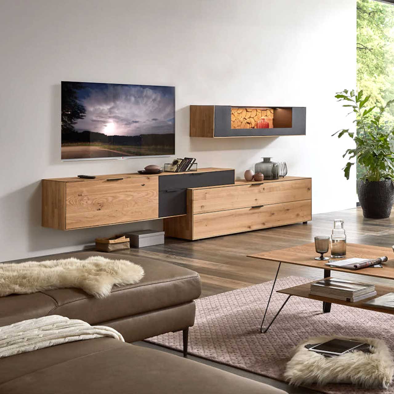 WM-2140-Kombi-0101 WM 2140 - 3-teilige Wohnwand Type 0101 Wildeiche und Kaminholz Akzent, bestehend aus einem Lowboard, ein Aufsatzlowboard und eine Horizontale Hängevitrine.