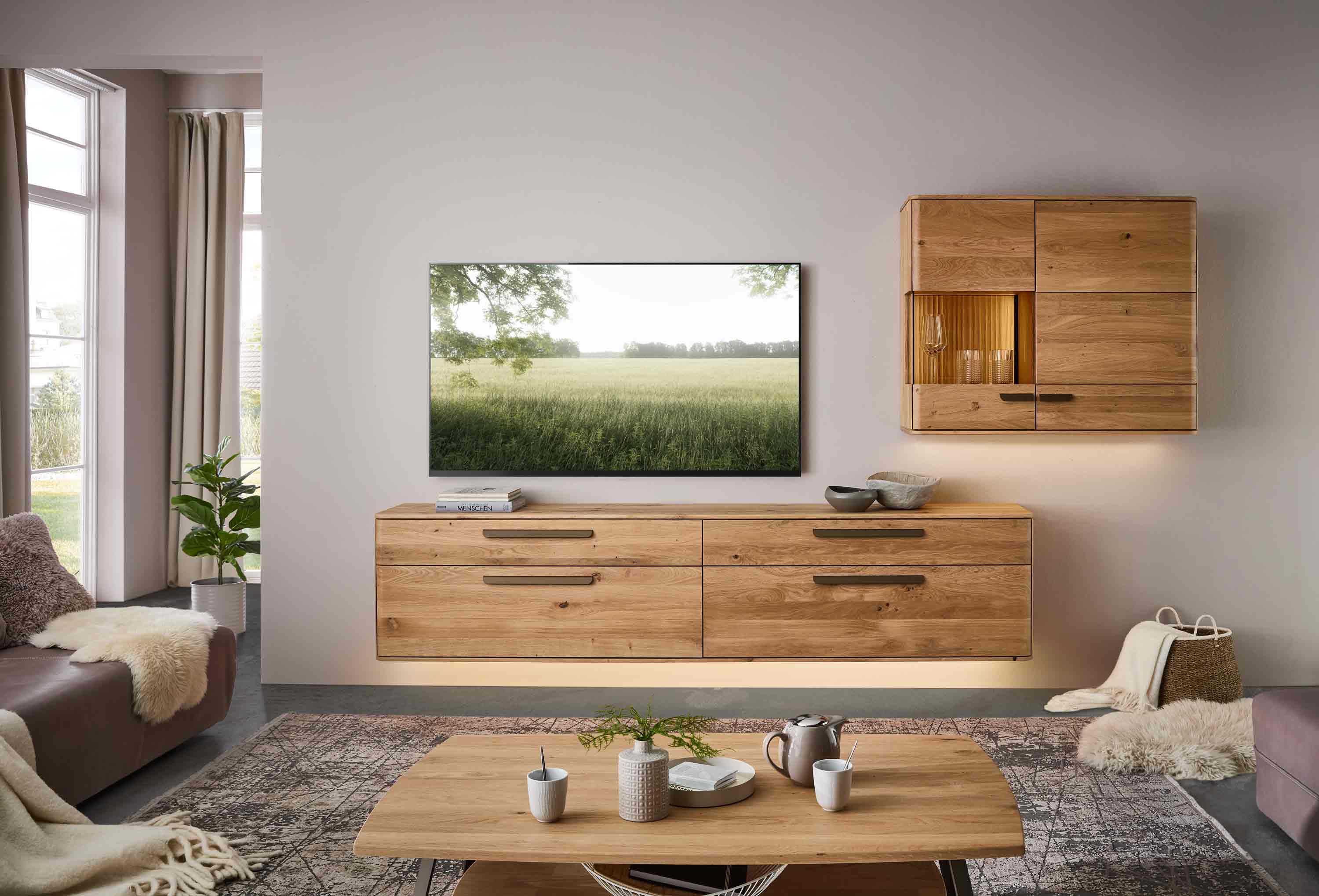 WM 2620 Wohnwand 0009 mit einem Hängelowboard und Hängevitrine in Wildeiche, optional mit LED Beleuchtung.