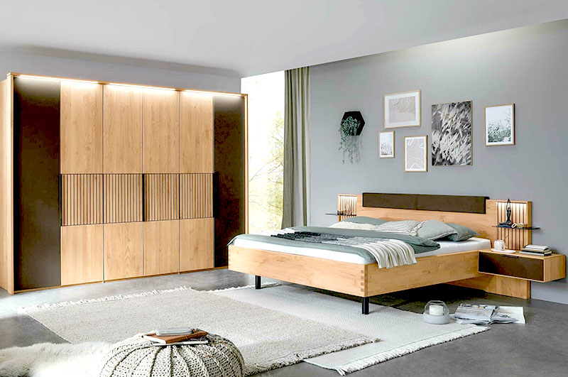 Schlafzimmer WSM 4400  Hier werden Sie zu der Schlafzimmer Serie WSM 4400 weitergeleitet: Kachel zeigt ein Modernes Erle Massivholz Schlafzimmer mit glatt polierten Oberfläche und Mattglas cubanitfarbigen Akzenten. Das Highlight der Serie sind die Lamellen-Akzente.