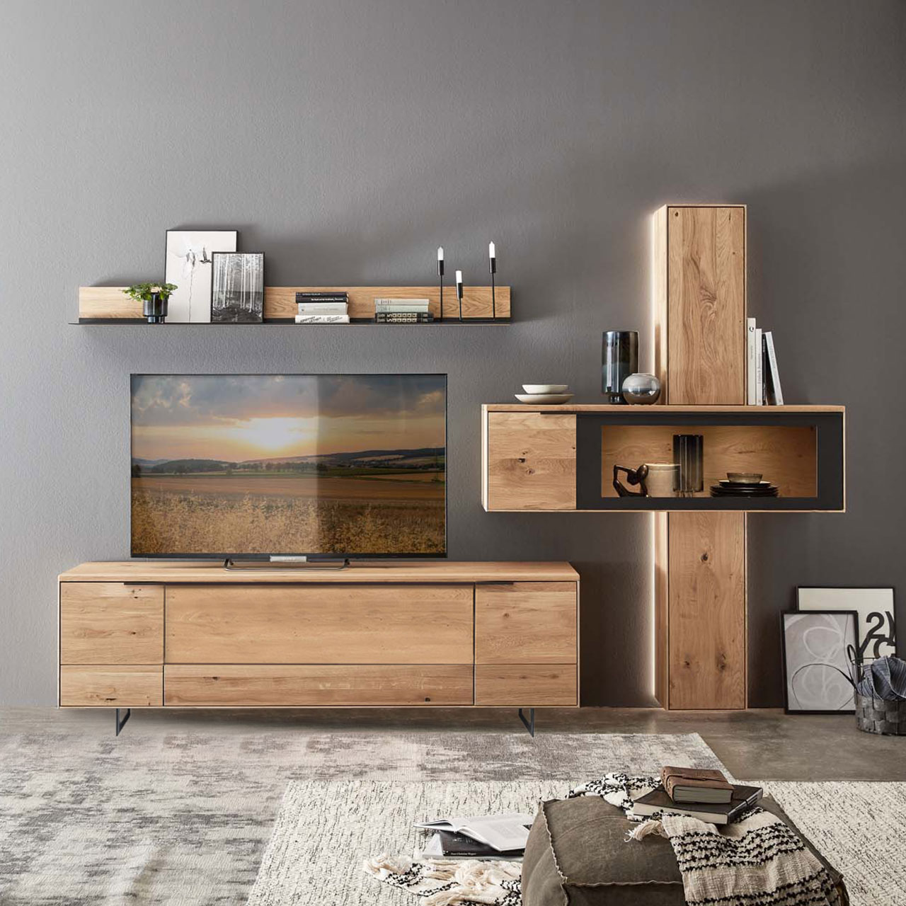 WM 1910 Wohnzimmer Type 0012F Ambiente Wohnzimmer Type 0012F, aus 1 Hängeelement als Zweiteiler ein oberes und ein unteres Element mit Holztüren, kombiniert mit 1 querliegende Hängevitrine  und einem Lowboard mit Kufen.