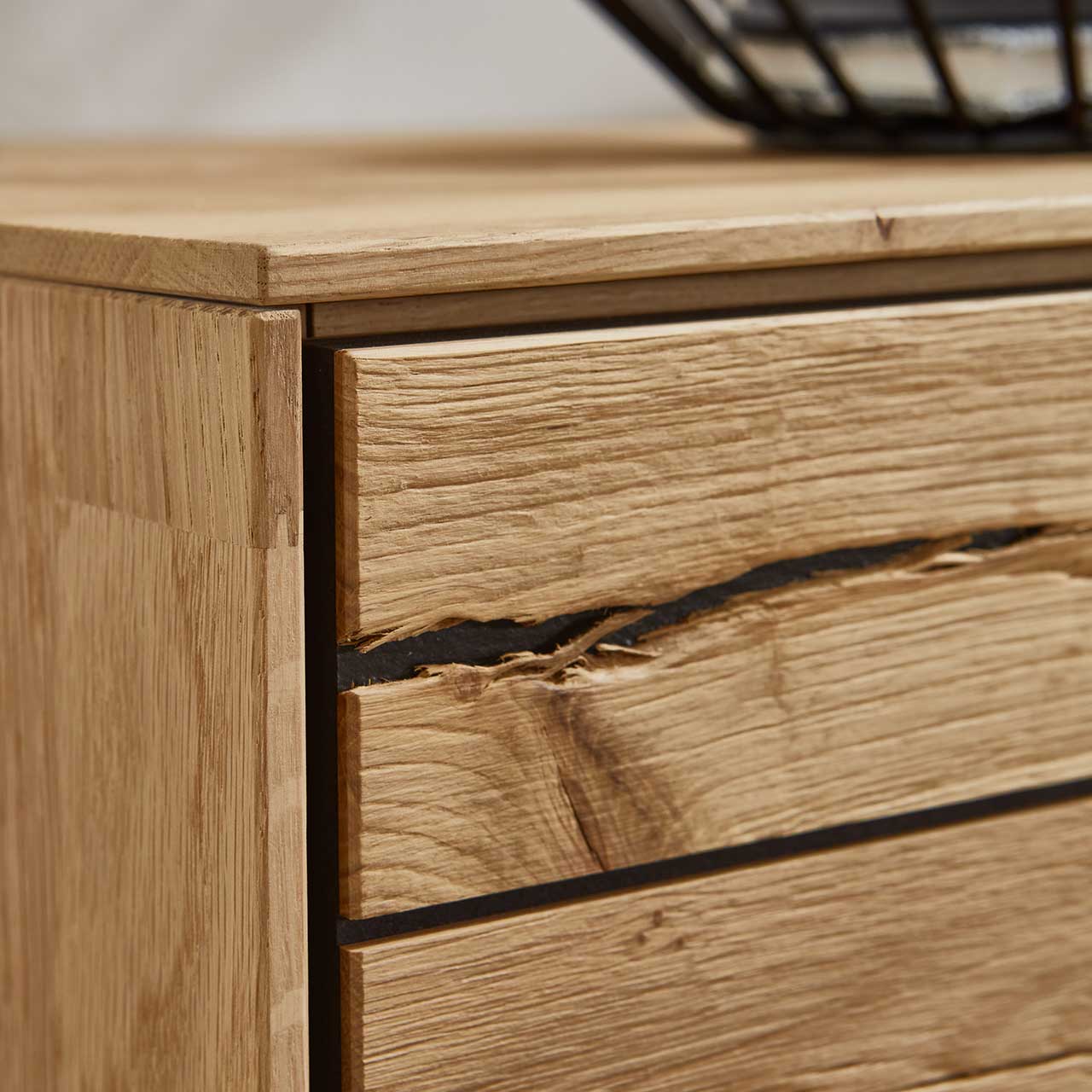 WSM-4300-KOMMODE-DETAIL-1 WSM 4300 Kommoden Balkeneiche mit Wildeiche