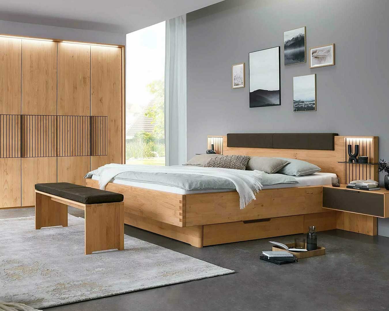 Hier geht es zu den WSM 4400 Schlafzimmer in Erle, Doppelbett, Kleiderschrank mit Lamellen-Akzent.