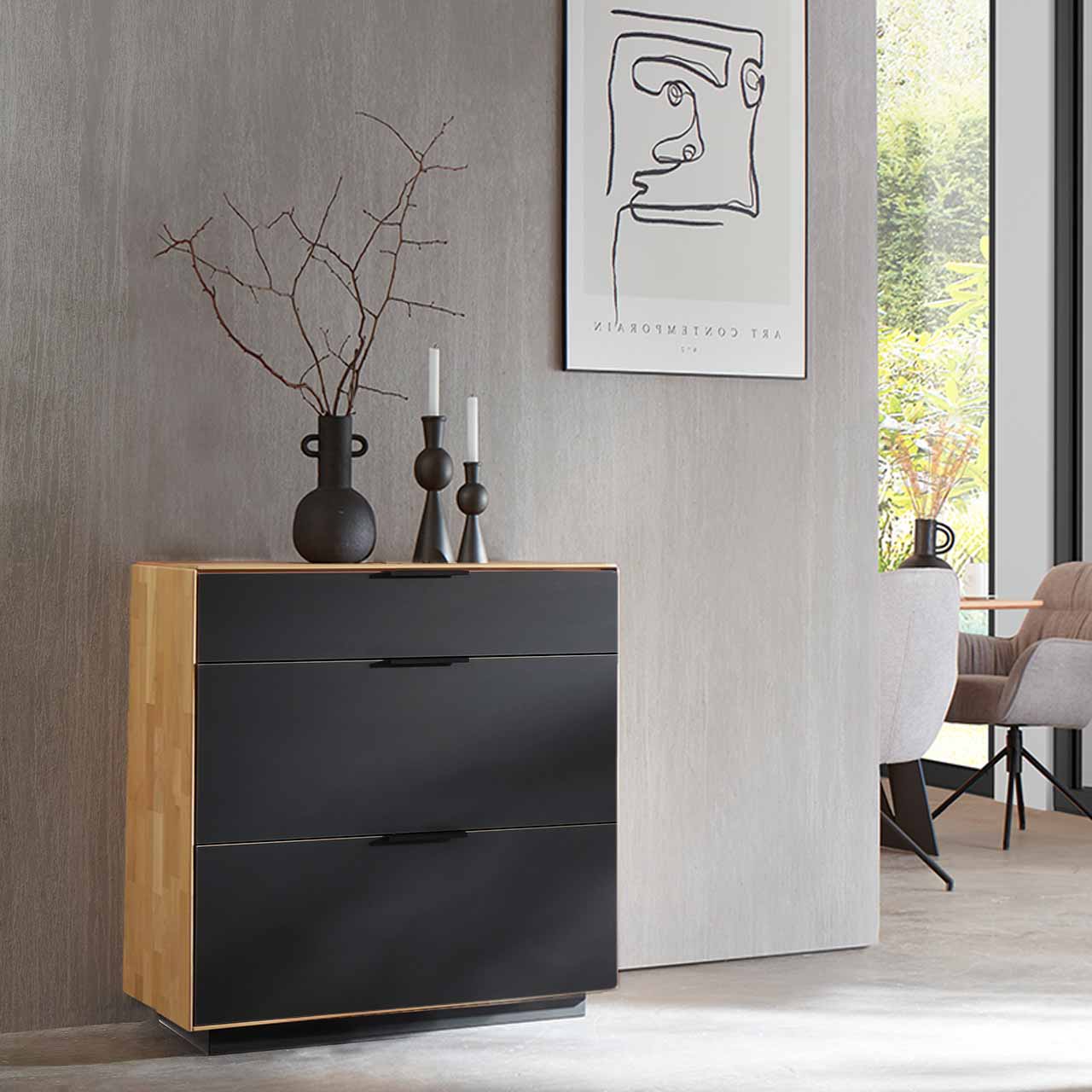 WM2320-Sideboard-2952-Ambiente-Wildeiche-Mattglas WM 2320 Sideboard 2952 in Wildeiche, mit einer Schublade und zwei Auszüge, in schwarzer Mattglas Akzent-Front.