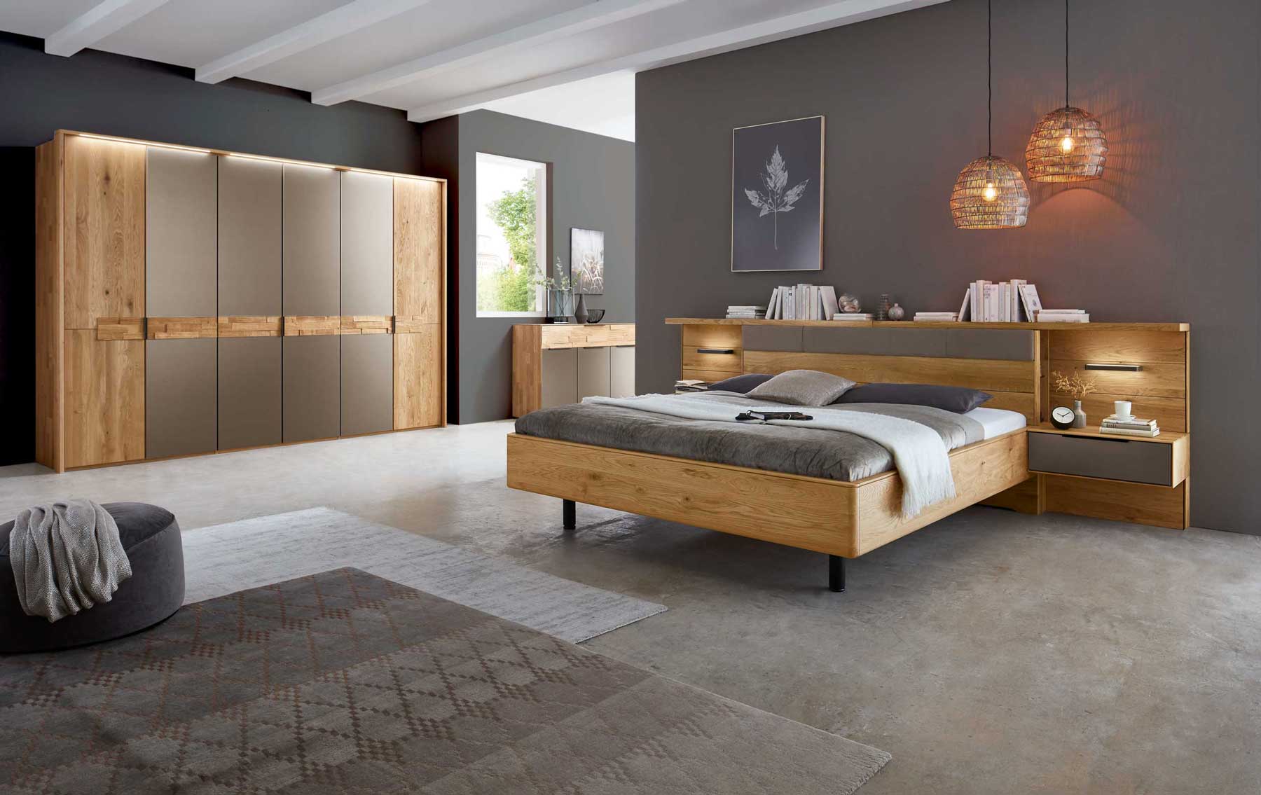 Schlafzimmer WSM 2800 Banner in Wildeiche Schlafzimmer, Doppelbett, zwei Konsolen und 6-türigen Kleiderschrank mit Parabolspiegel Bronze und natürlichen Spaltholz Akzenten.