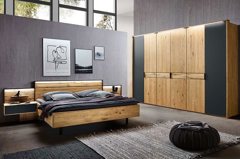 Schlafzimmer WSM 4300   Hier werden Sie zum Schlafzimmer WSM 4300 weitergeleitet: Schlafzimmer mit Doppelbett, zwei Konsolen in Wildeiche und 6-türigen Kleiderschrank mit seitlich senkrecht angeordneten Mattglas carbonfarbig Akzent, mittige Banderole in Balkeneiche.