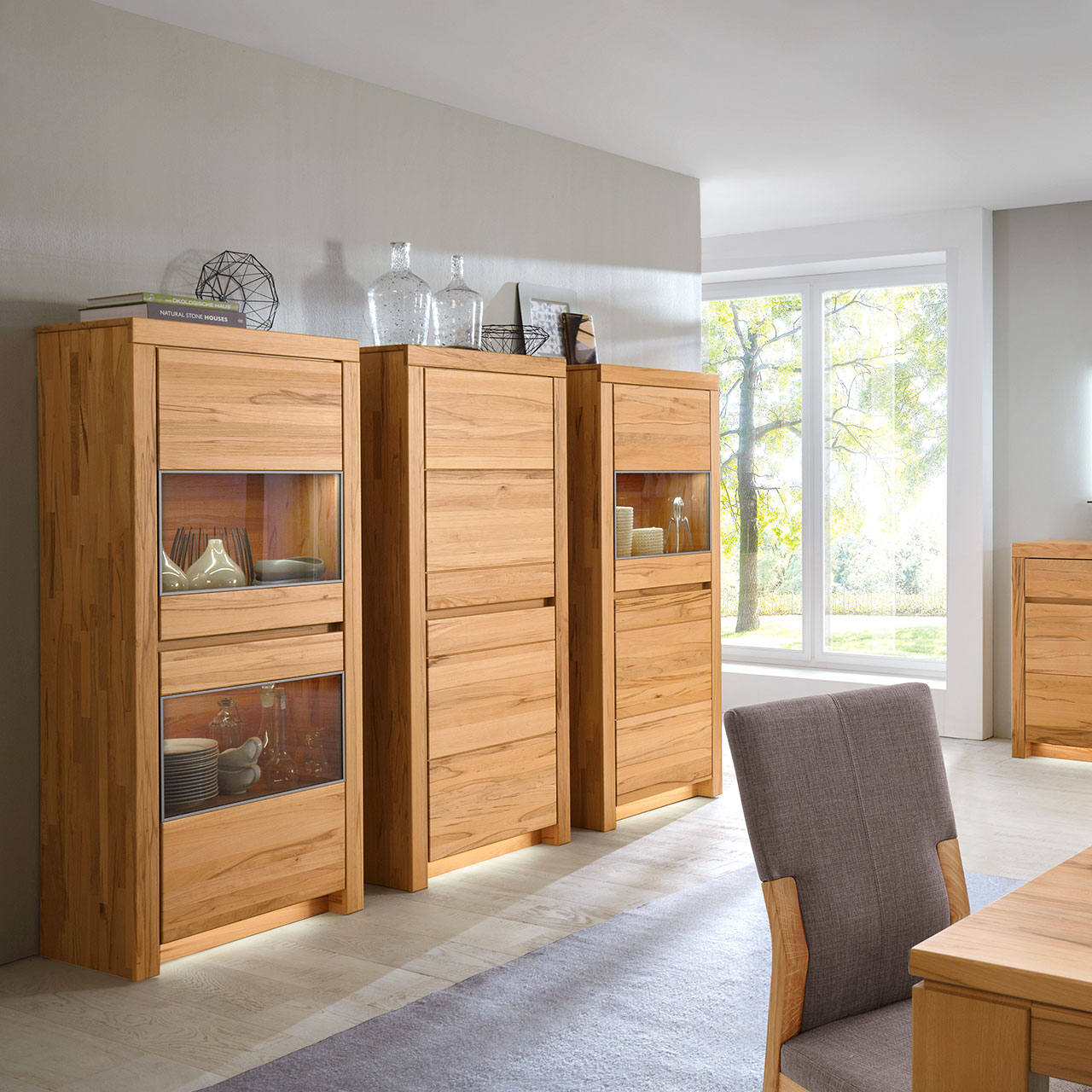 SOLEO3000_ambiente_Zeilenschrank-klein SOLEO 3000 drei schale Zeilenschränke in massiver Kernbuche, mit Holztüren, oder mit Vitrienenfächer, als Ambiente Bild.