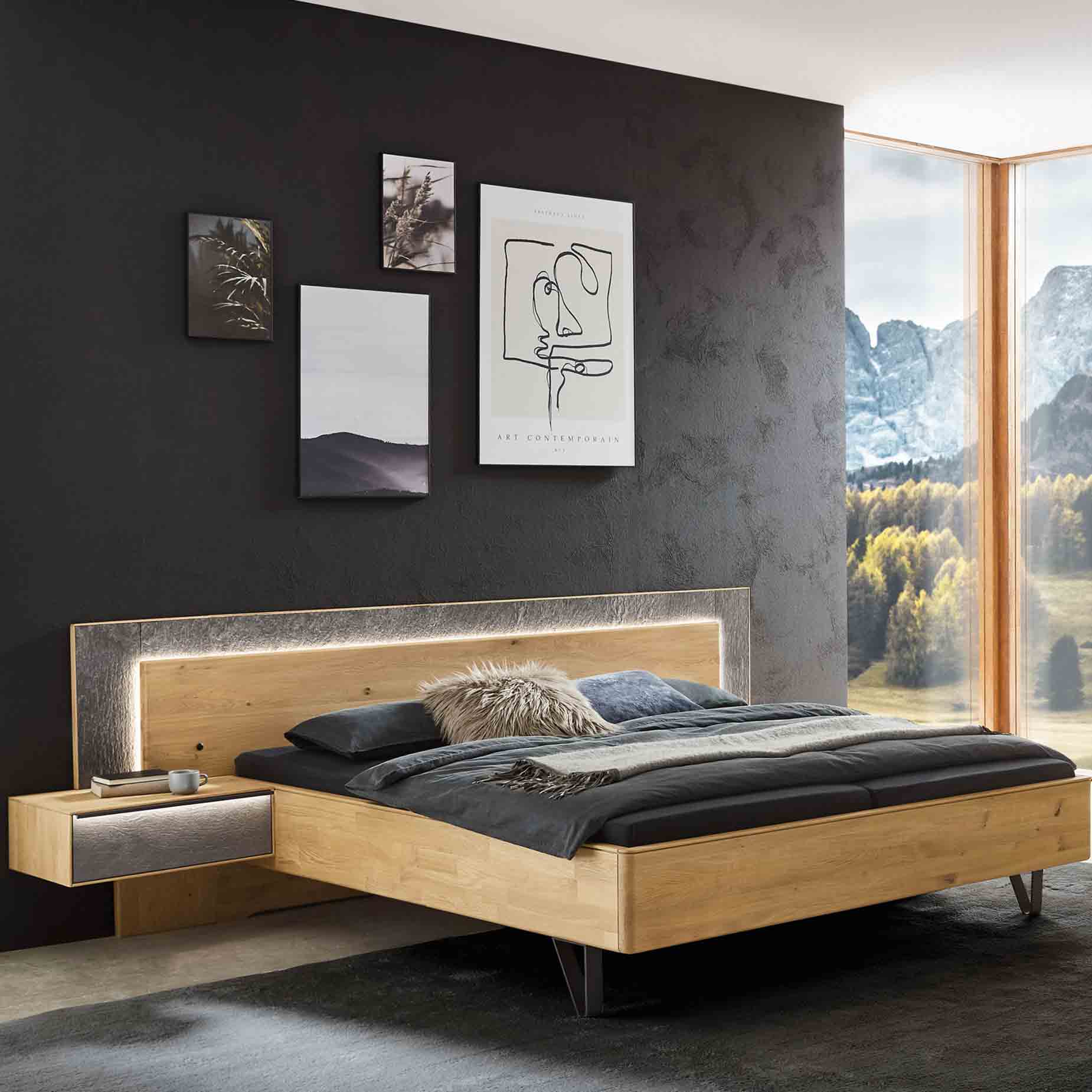 WSM 5100 Bett mit Konsolen WSM 5100 Bett mit Steinfurnier Kopfteil und LED-Beleuchtung und Konsolen