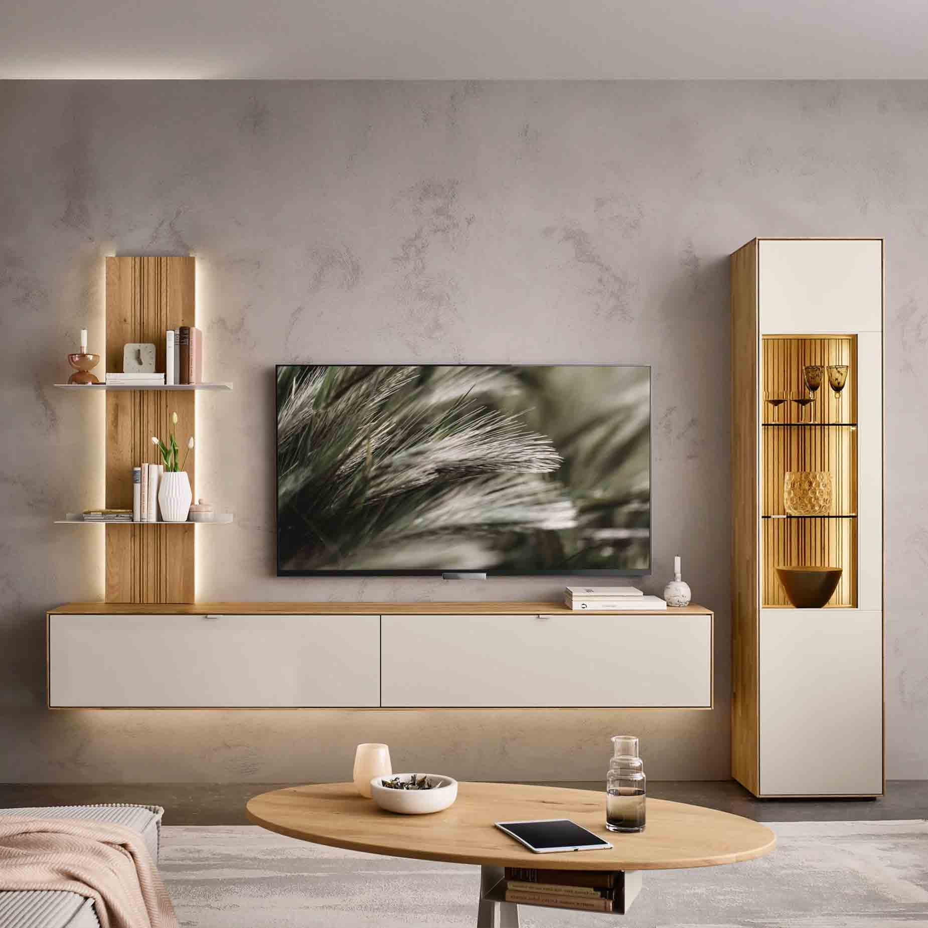 WM 2610 Wohnwand 0104 bestehend aus einem Hängelowboard, Vitrinenzeilenschrank und eine Paneelregal