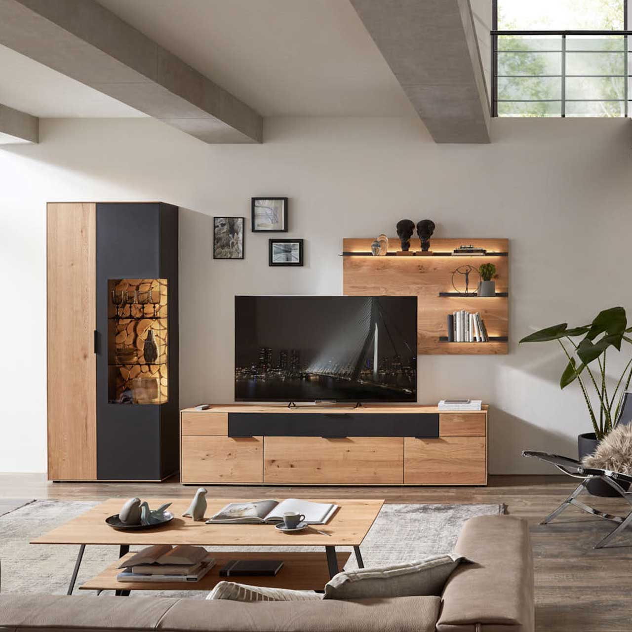 WM-2140-Kombi-0007 WM 2140 - 3-teilige Wohnwand Type 0007 Wildeiche und Kaminholz Akzent, bestehend aus einem Lowboard, einem Zeilenschrank mit Vitrinenfach und ein Wandpaneel.