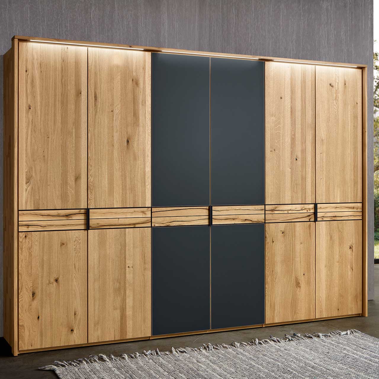 WSM 4300 Wildeiche Drehtürenschrank mit duchgehender Balkeneiche Banderole.