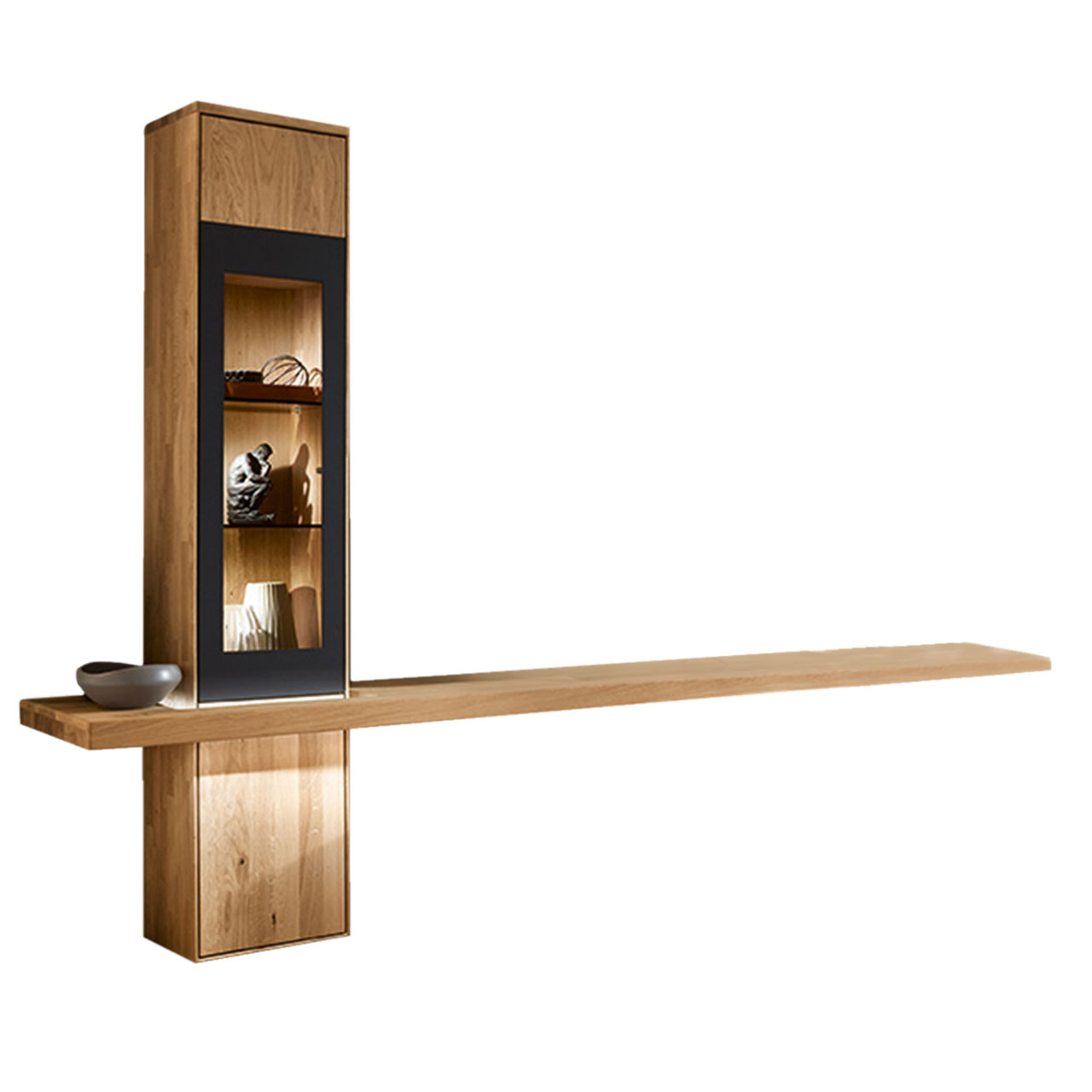 TV-Hängeelement Type 11544 als Vitrine und einem mittig angebrachten Board für den Fernseher.
