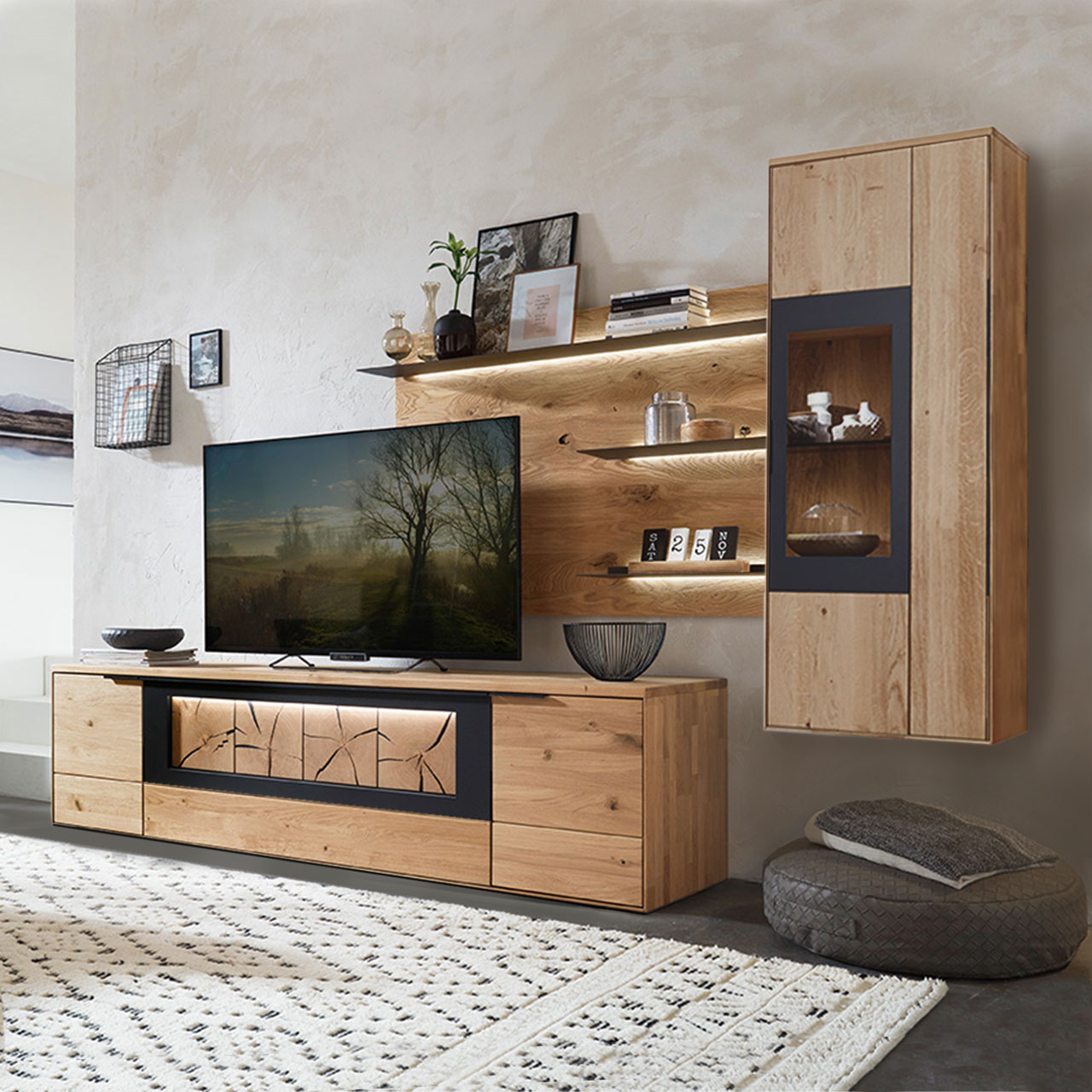 WM 1910 Wohnzimmer Type 0006G Ambiente Wohnzimmer Type 0006G bestehend aus einer Hängevitrine in Wildeiche abgesetzt mit einem carbonfarbigen Metallrahmen, kombiniert mit einem angesetzten Wandpaneel, kombiniert mit einem Lowboard in Wildeiche und Hirnholz Akzent .