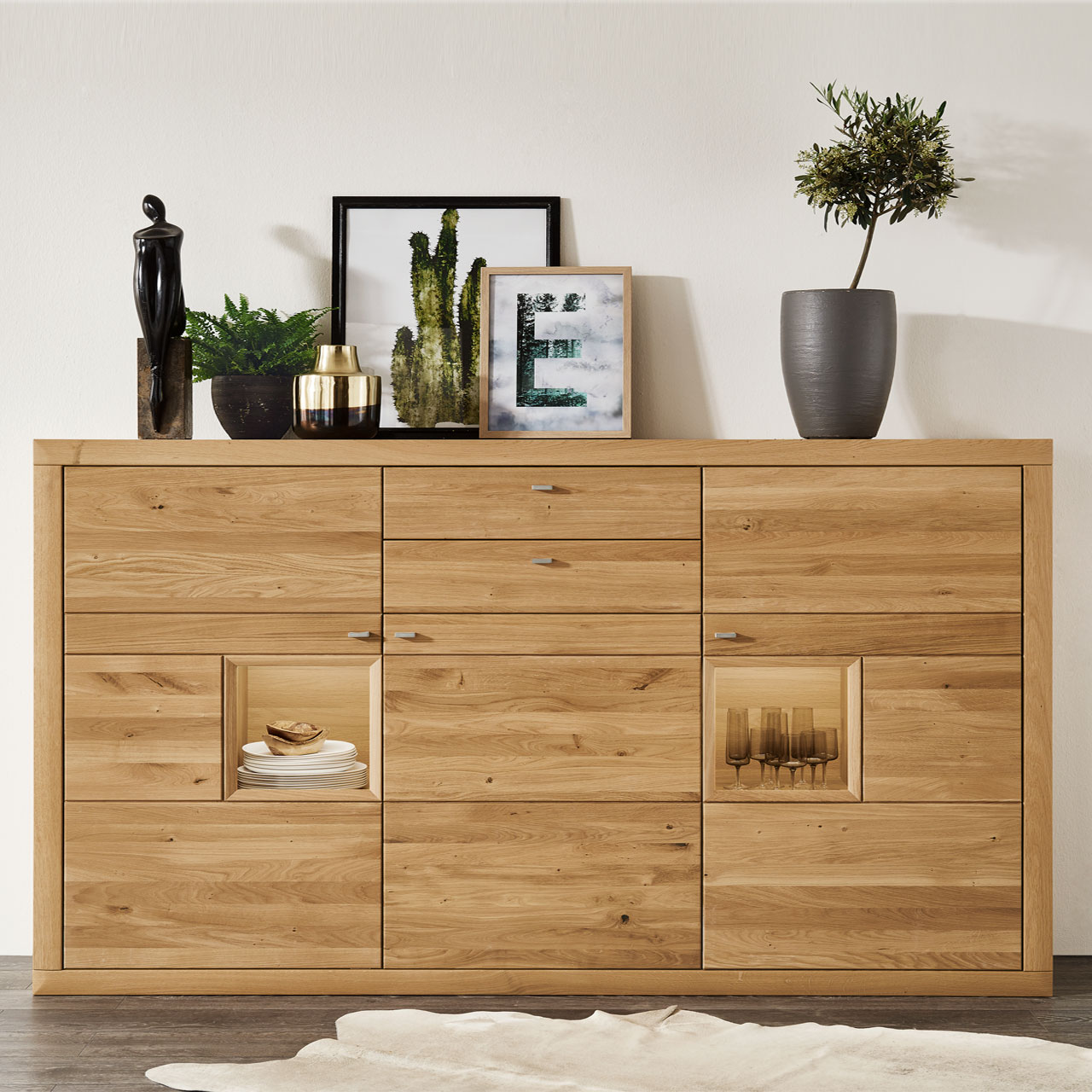 WM-aurum-higboard-3040-2 WM Aurum Higboard Type 3040 in Wildeiche und zwei kleinen Vitrinen rechts und links.