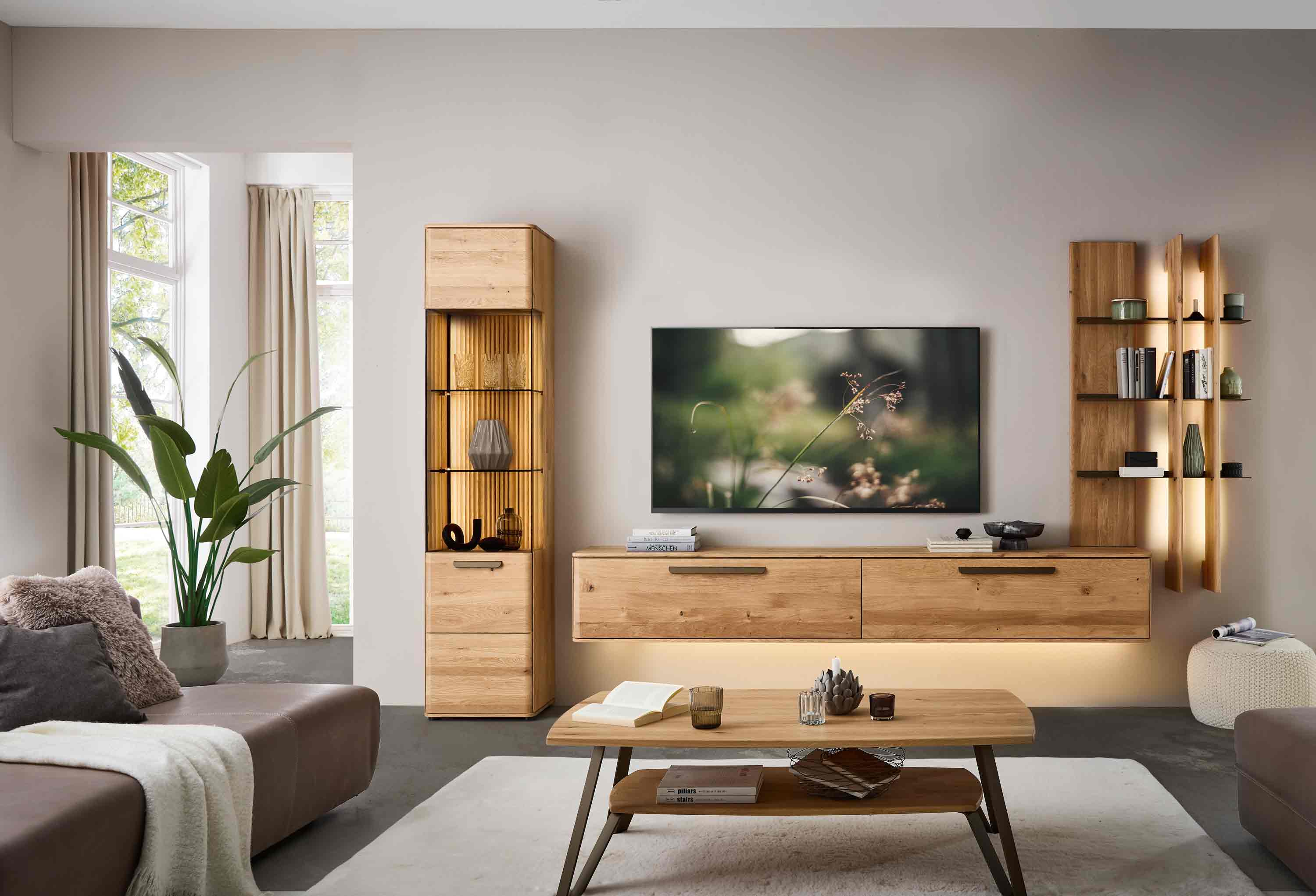 WM 2620 Wohnwand 0007 mit einer Vitrine, Hängelowboard und Aufsatzpaneel in Wildeiche, optional mit LED Beleuchtung.