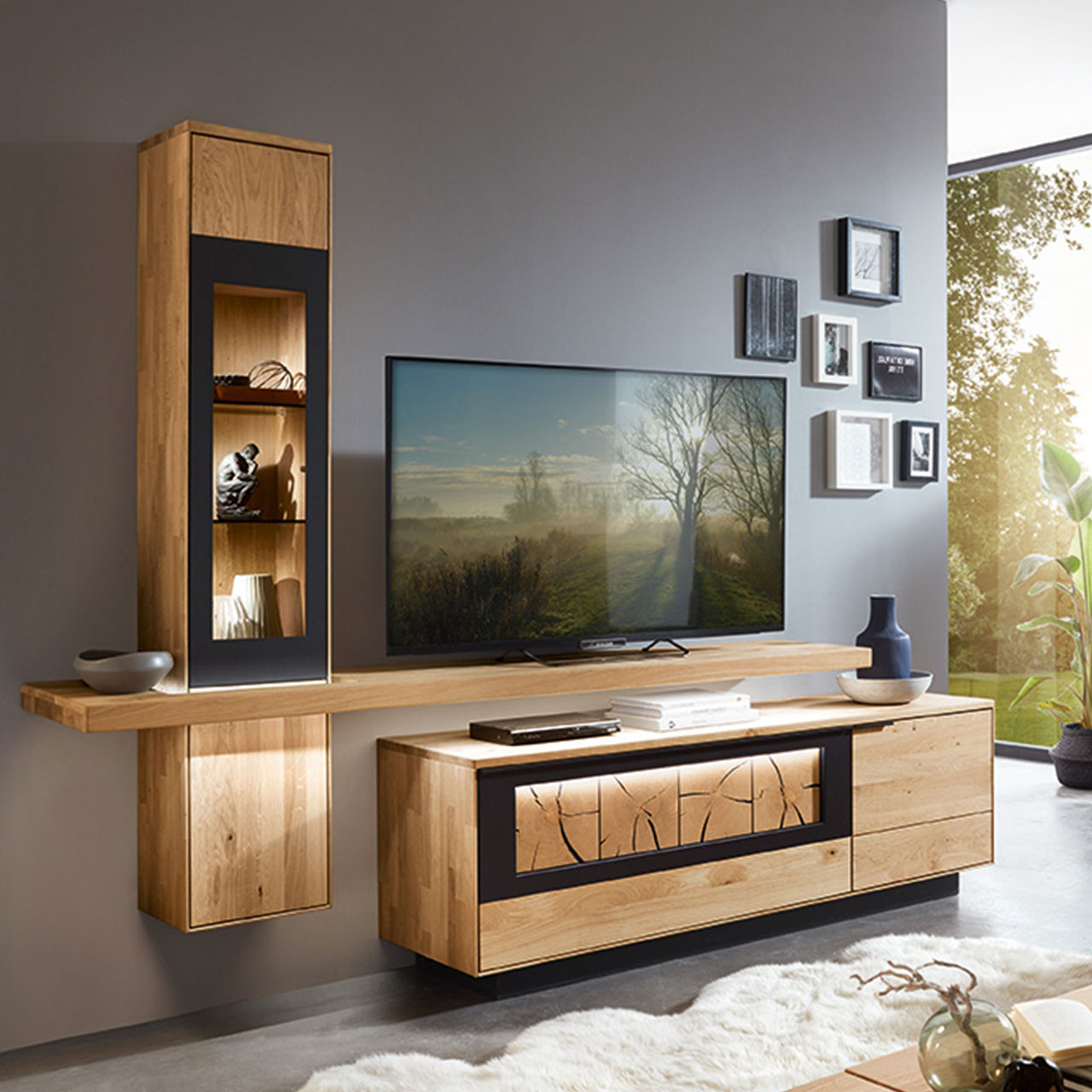 WM1910-Hängelement-Type-11524-Ambiente TV-Hängeelement als Vitrine in Wildeiche und einem mittig angebrachten Board für den Fernseher, kombiniert mit einem Lowboard.