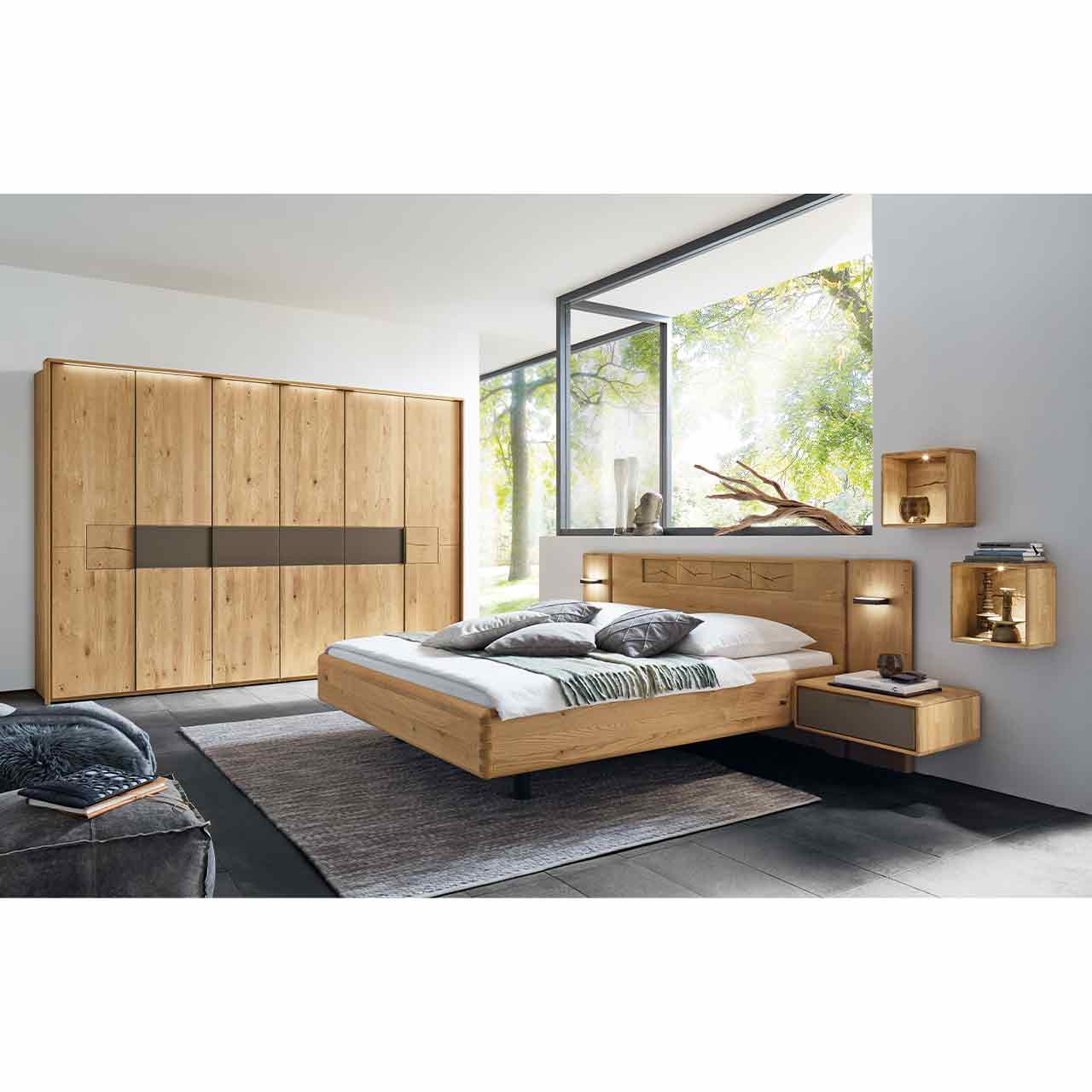 WSM1600_Kombi_1009 Schlafzimmer Kombination 1009 in Wildeiche mit Hirnholz und Lack Mocca Akzenten, Doppelbett, Konsolen mit je einem Schubkasten und 6-türigen Drehtürenschrank.