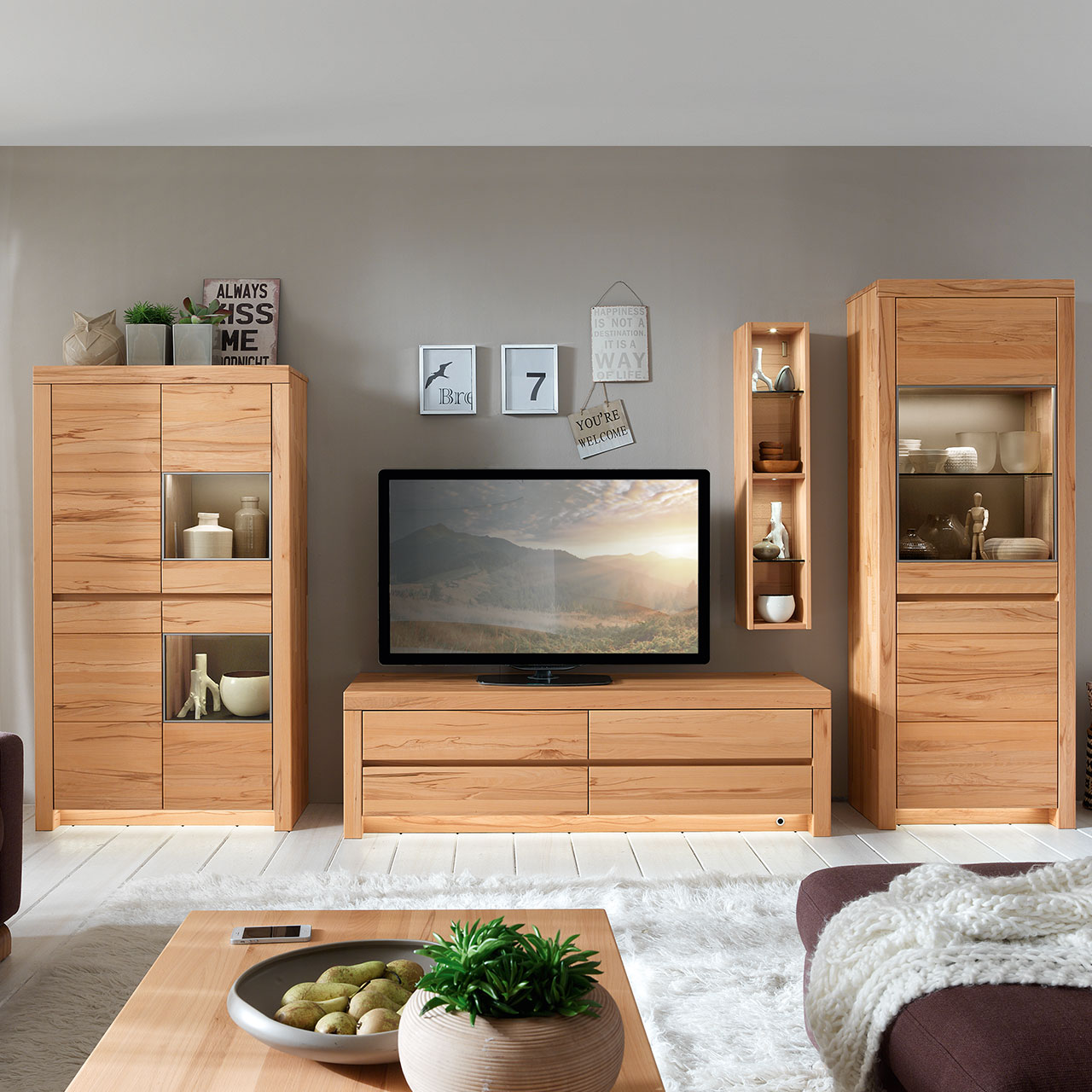 Soleo-3000-Medienschrank-1355-ambiente-Kernbuche Medienschrank in massiver Kernbuche Type 1355 mit vier Schubkästen oder optional mit 3 Schubkästen und einer Klappe. In einer modernen Wohnwand gezeigt.