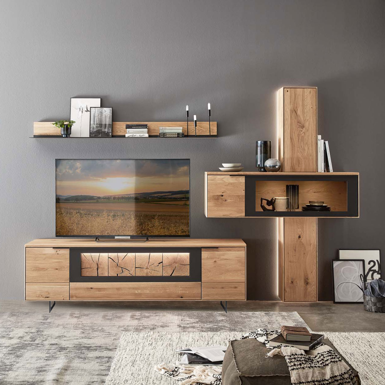 WM 1910 Wohnzimmer Type-0011F-Ambiente Wohnzimmer Type 0011F, aus 1 Hängeelement als Zweiteiler ein oberes und ein unteres Element mit Holztüren, kombiniert mit 1 querliegende Hängevitrine  und einem Lowboard mit Hirnholz Akzent mit Kufen.