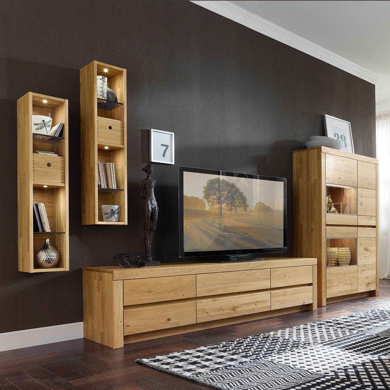 Soleo 3000 HÄNGEREGAL Type 3332 WILDEICHE SOLEO 3000 schmales Hängeregal Type 3332 mit vier Ablagen in Wildeiche, optional mit kleinen Holzschubkästen und eine LED Ambiente Beleuchtung. Kombiniert in einer Wohnwand.