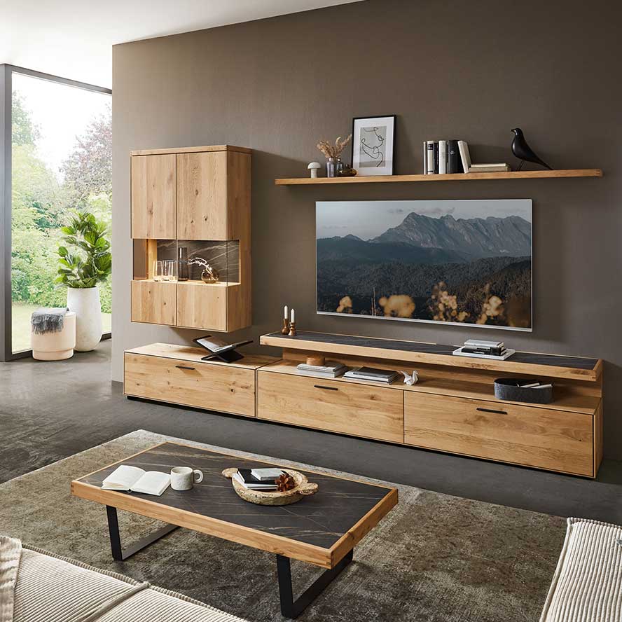 Wohnzimmer WM 2520 in hochwertiger Wildeiche, in Kombination mit echt Steinfunier Akzent. 