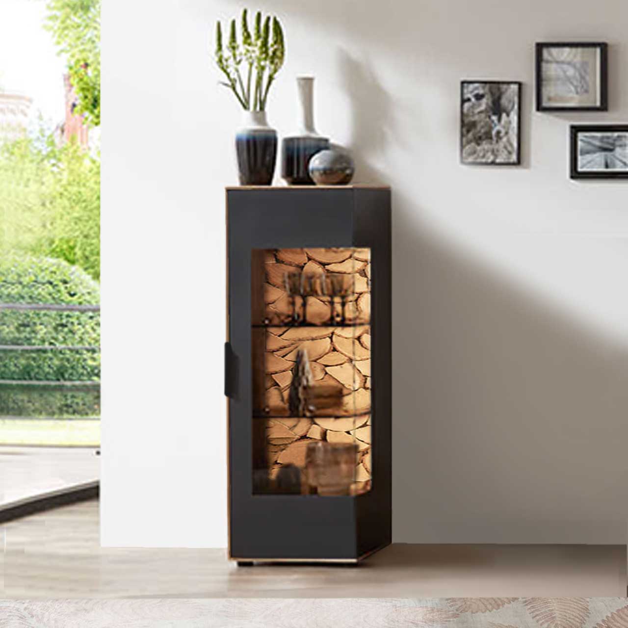 WM-2140-Highboard-4444-FREISTELLER WM 2140 - Highboard Type 4444, schmales Element als Vitrine im Vitrinen Bereich schwarz lackiert, Vitrinen Ausschnitt mit Spaltholz Akzent in der Rückwand.