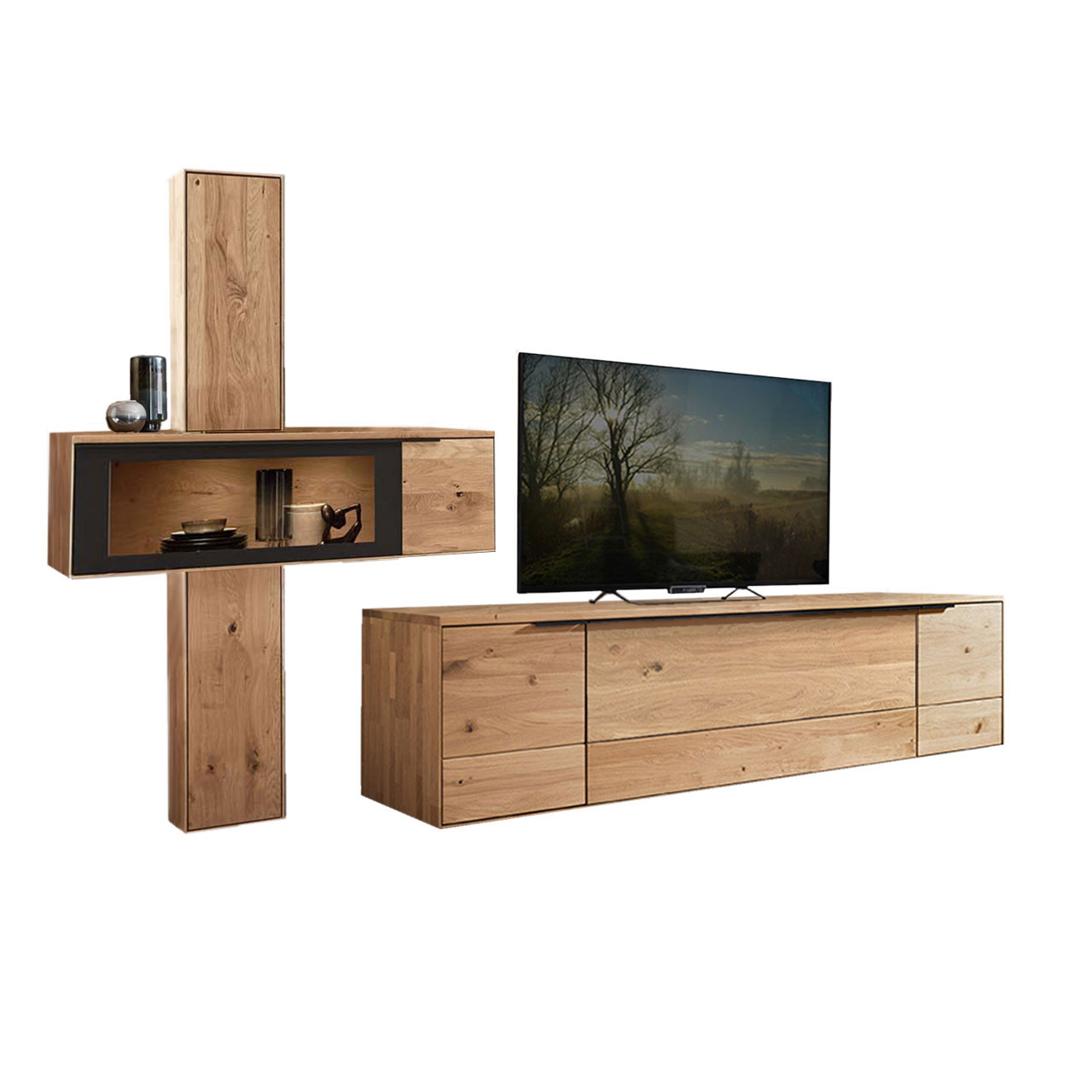 Wohnzimmer Type 0112G, aus einem Hängeelement als Zweiteiler ein oberes und ein unteres Element mit Holztüren, kombiniert mit einer querliegende Hängevitrine und einem Lowboard in Wildeiche und Hirnholz Akzent.