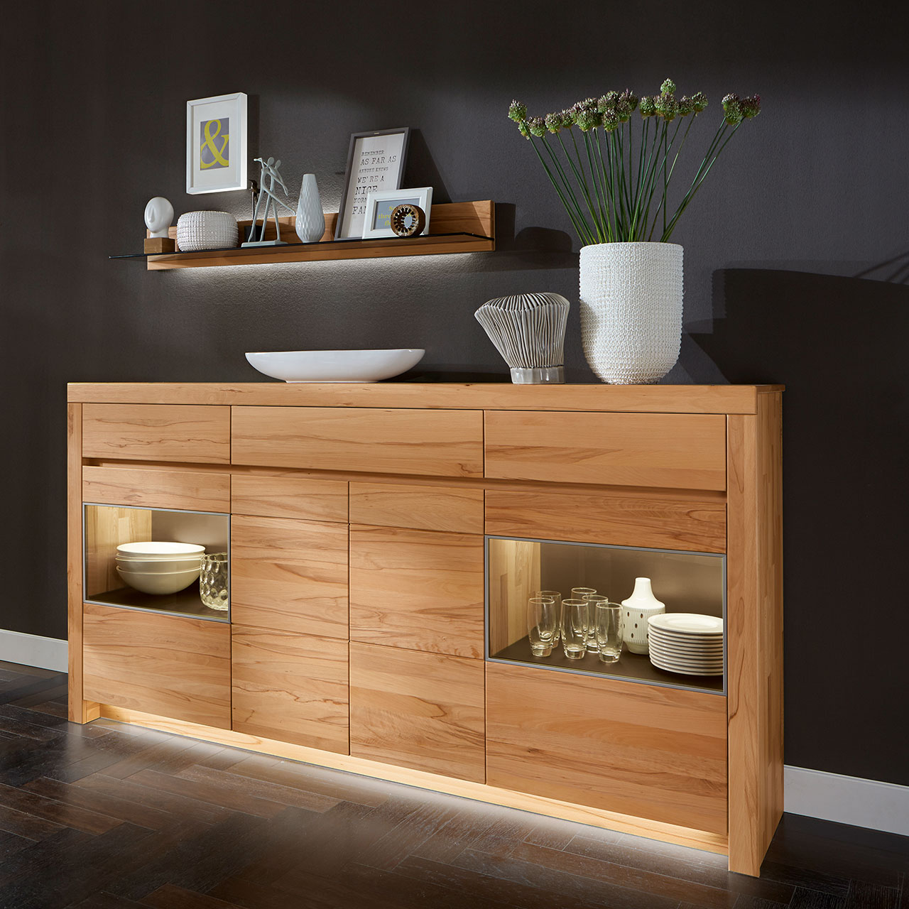 Soleo-3000-Sideboard-3140-ambiente-kernbuche Sideboard in massiver Kernbuche Type 3140 mit drei Schubkästen und zwei Holztüren mittig, zwei Türen mit Vitrinenfach, als Ambiente Bild.