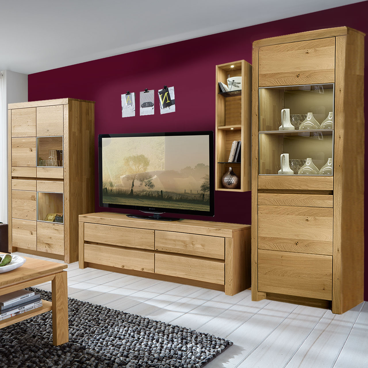 Soleo3000-Wohnkombi-Type-3002-WILDEICHE-Ambiente SOLEO 3000 - Wohnwand 3002 in Wildeiche, bestehend aus einem Lowboard, Highboard mit zwei Vitrinenfächern und eine hohem Schrank ebenfalls mit einem Vitrinenfach im oberen Teil des Schrankes. Als Ambiente Bild
