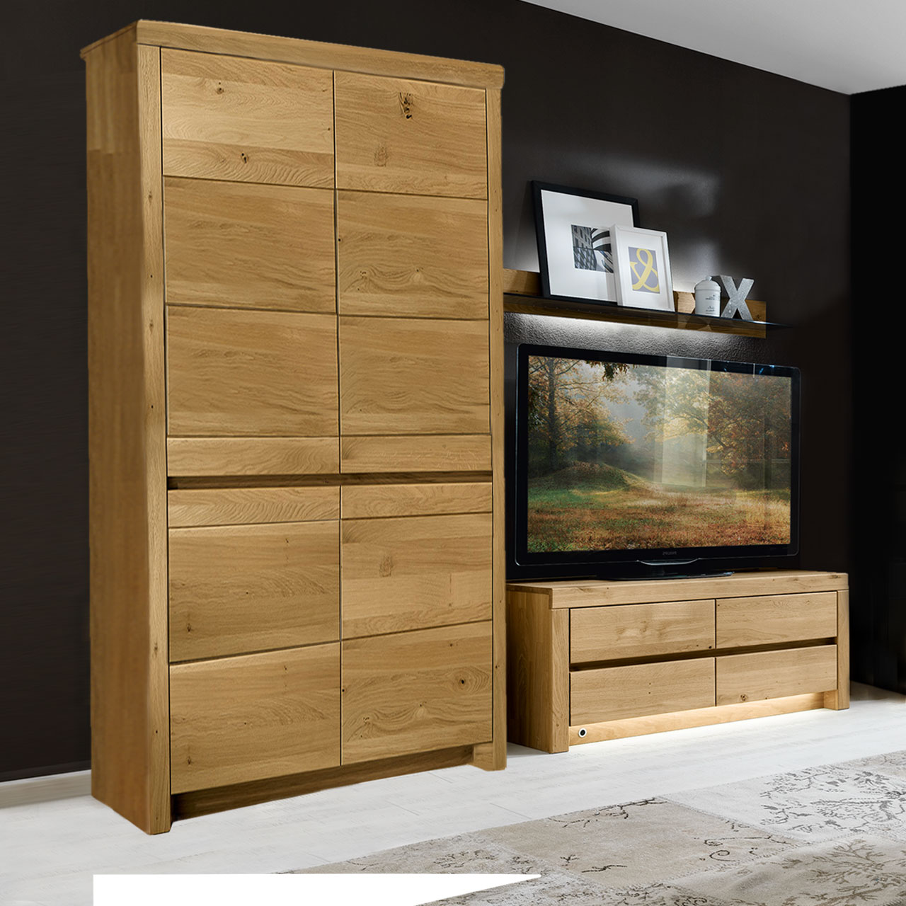 Soleo-3000-Zeilenschrank-5950-ambiente-Wildeiche SOLEO 3000 Zeilenschrank Type 5950 in massiver Wildeiche, mit vier Holztüren untereinander angelegt, es sind 8 Einlegeböden inklusive, als Ambiente Bild.