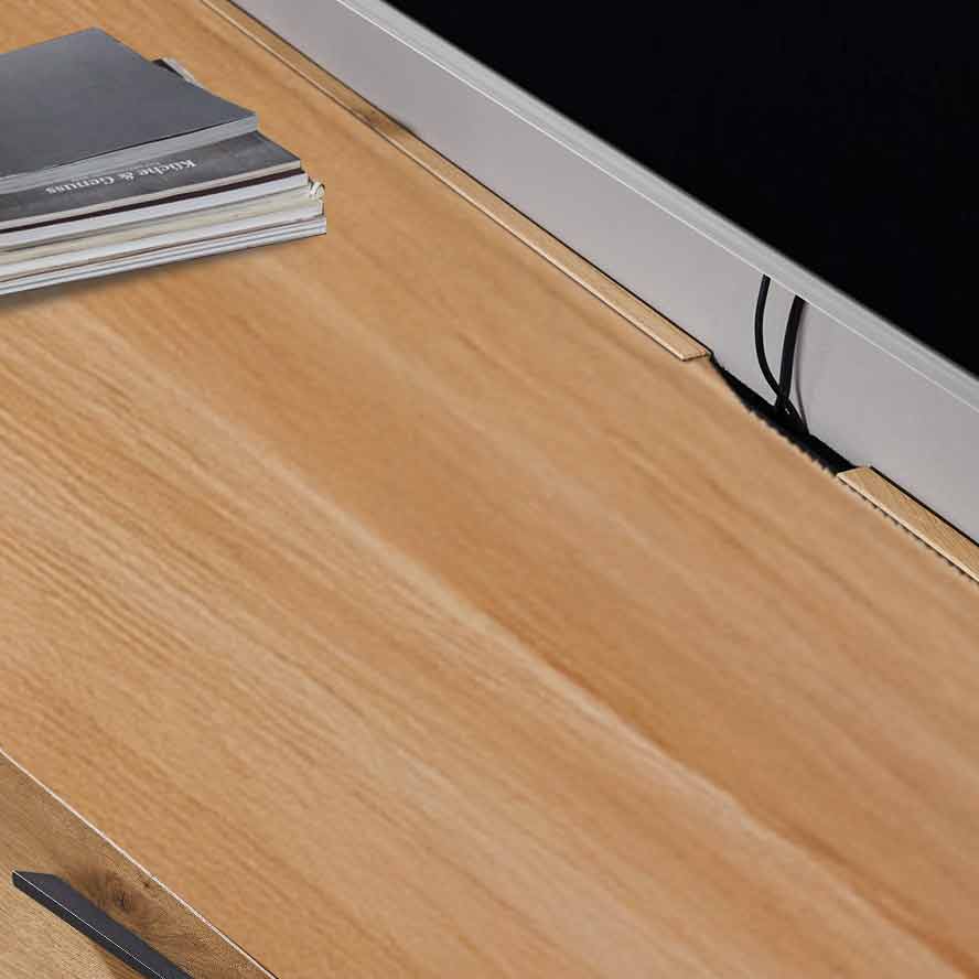 WM 2520 alle Lowboards haben die Möglichkeit optional oder serienmäßig durch eine Kabelausfräsung mit Bürstenfang mittig hinten an der Wand, die Kabel durchzuführen.
