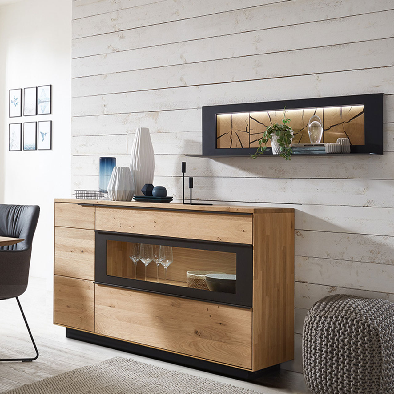 WM1910-Wandboard-Type-8110-Ambiente Wöstmann WM 1910 - Wandboard 8110 mit Hirnholz Akzent und schwarzer Metallrahmen