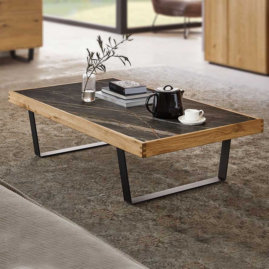 WM2520_Couchtisch WM2520_Copuchtisch mit Keramik Akzent Tischplatte umfasst mit einer Wildeiche massiv Holz Kante und Metall Kufen in schwarz